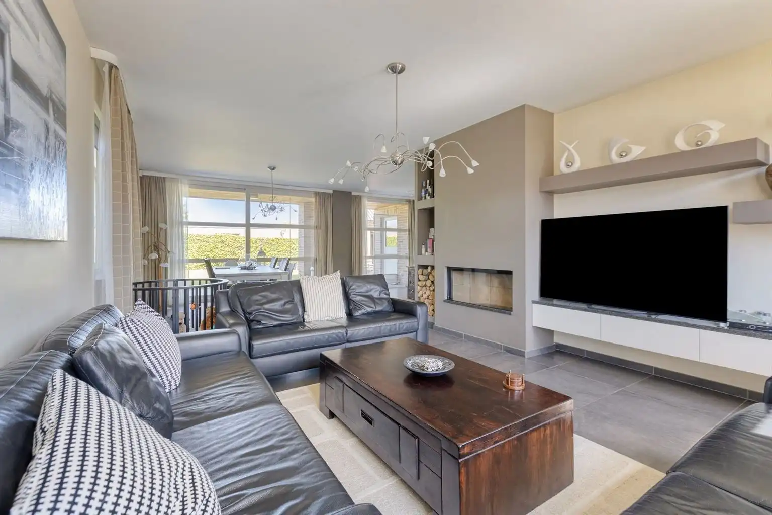 Prachtige vrijstaande villa met 5 (+3) slaapkamers, garage en omheinde tuin, ideaal gelegen op een boogscheut van het centrum van Maaseik.  foto 3