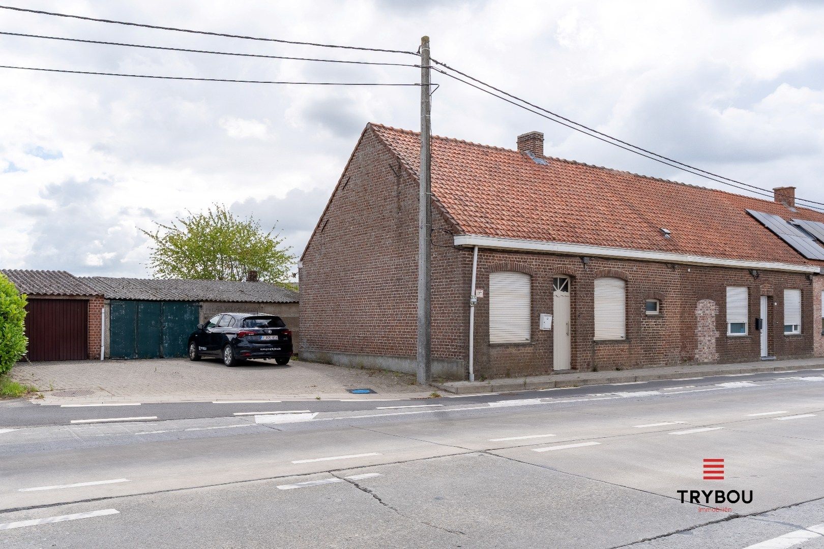 Te renoveren woning met garage en uitweg op strategische locatie in Langemark foto 3