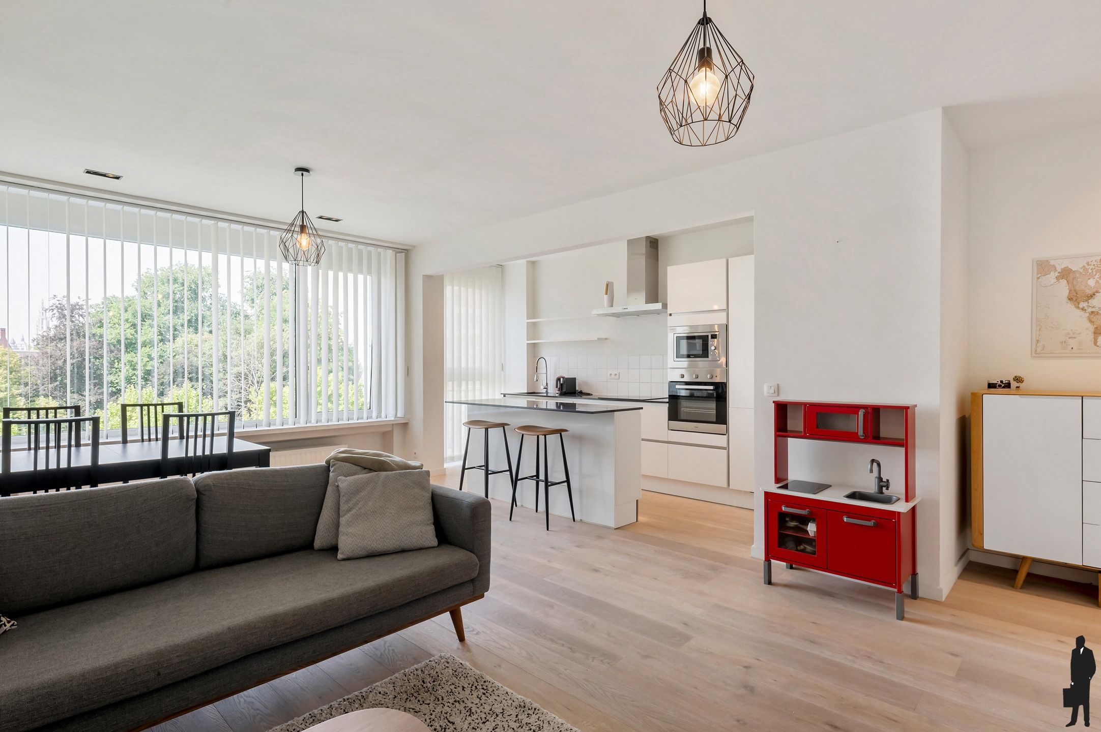 Instapklaar en prachtig gerenoveerd appartement met 2 slaapkamers en terras foto {{pictureIndex}}