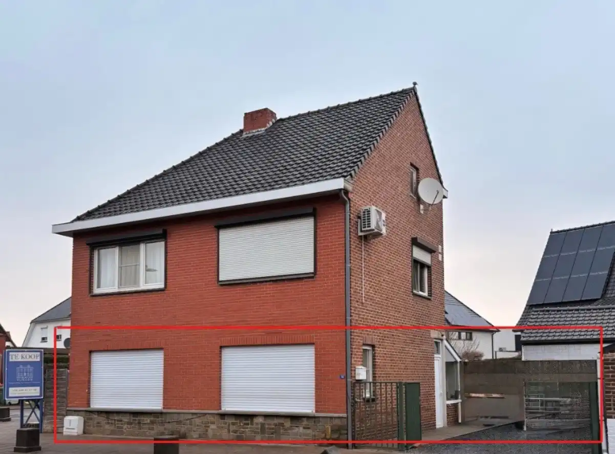 Gelijkvloerse praktijkruimte met potentieel tot éénslaapkamerappartement en privé autostaanplaats foto 2