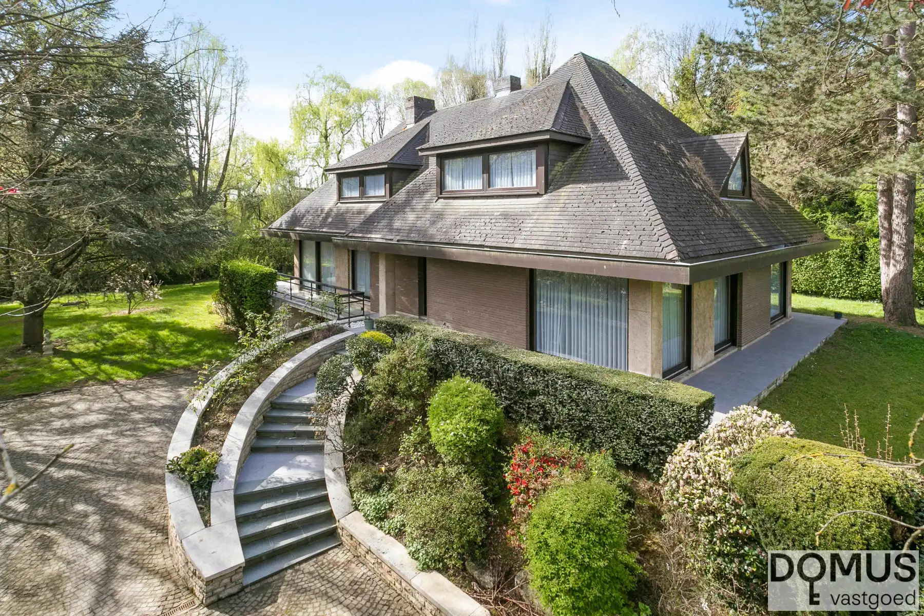 Statige villa met tijdloze architectuur op topligging  foto {{pictureIndex}}