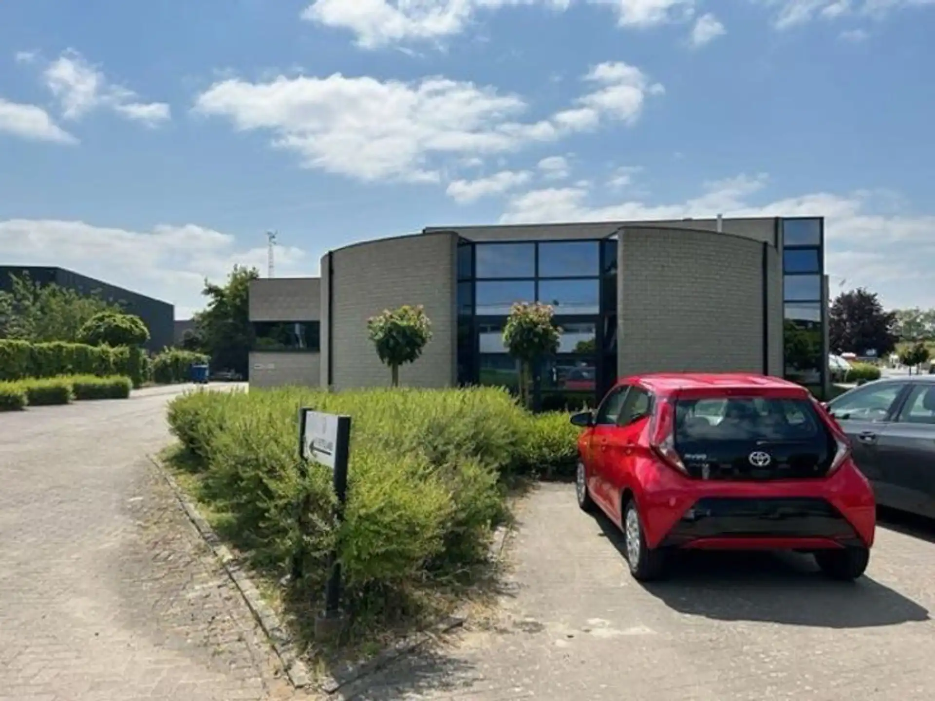 Investeringspand met kantoor- en magazijnruimtes nabij E40 Leuven. foto 3