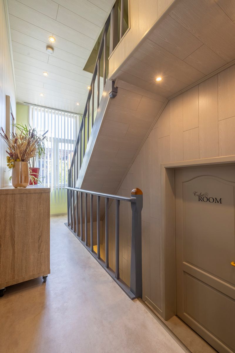 Ruime woning met 5 slpk, garage en zongerichte tuin te koop! foto 14