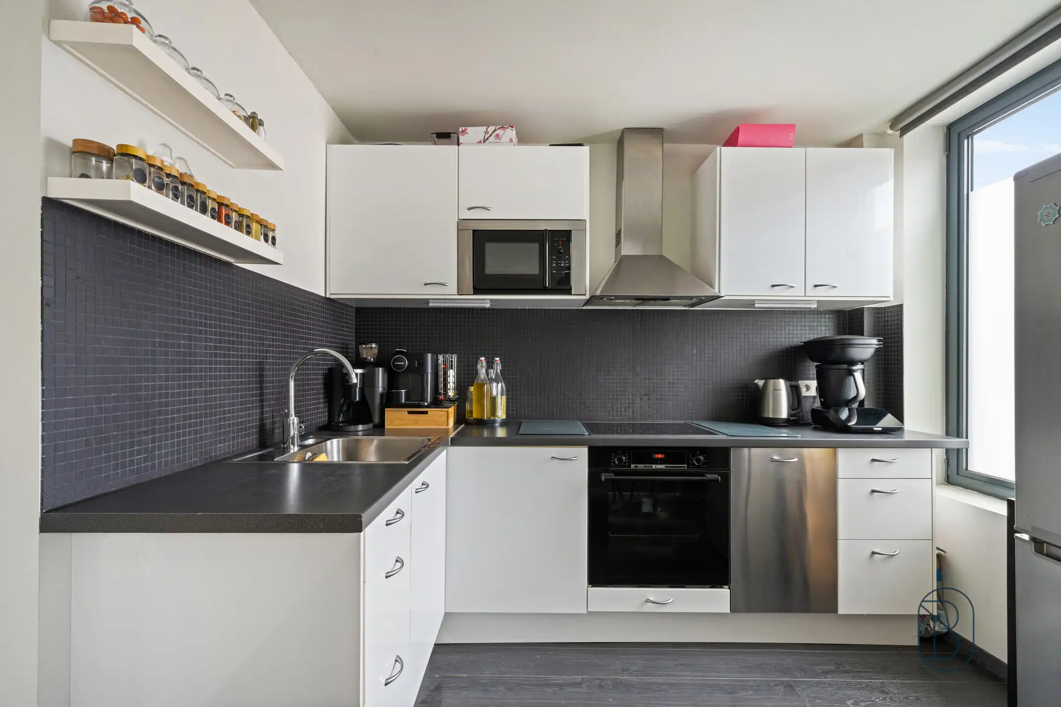 Topgelegen handelspand met verhuurd duplexappartement foto 15