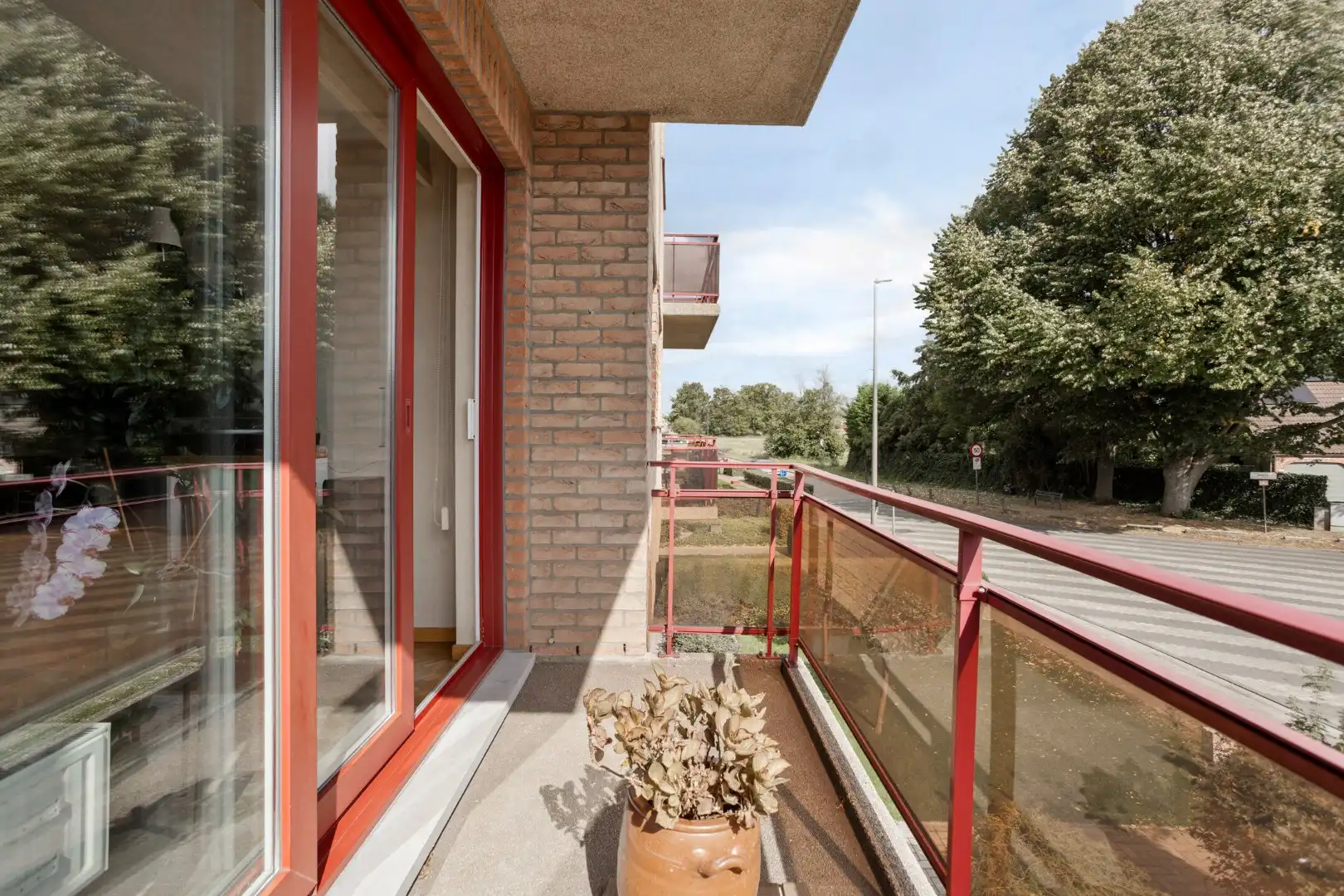 Ruim en goed onderhouden 2 slpk appartement met terras en garage foto 20