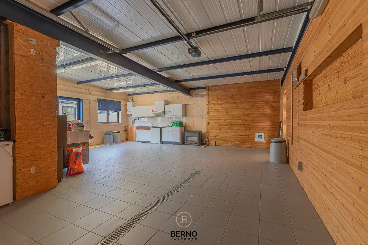 Ruime halfopen bebouwing met bijgebouw foto 21