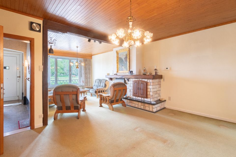 Halfopen gezinswoning met grote tuin in groene omgeving foto 3