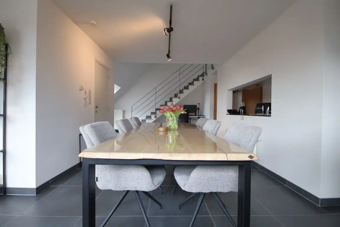 Rustig gelegen duplex appartement, met garage en extra staanplaats op wandelafstand van het centrum van Sint-Truiden. foto 8