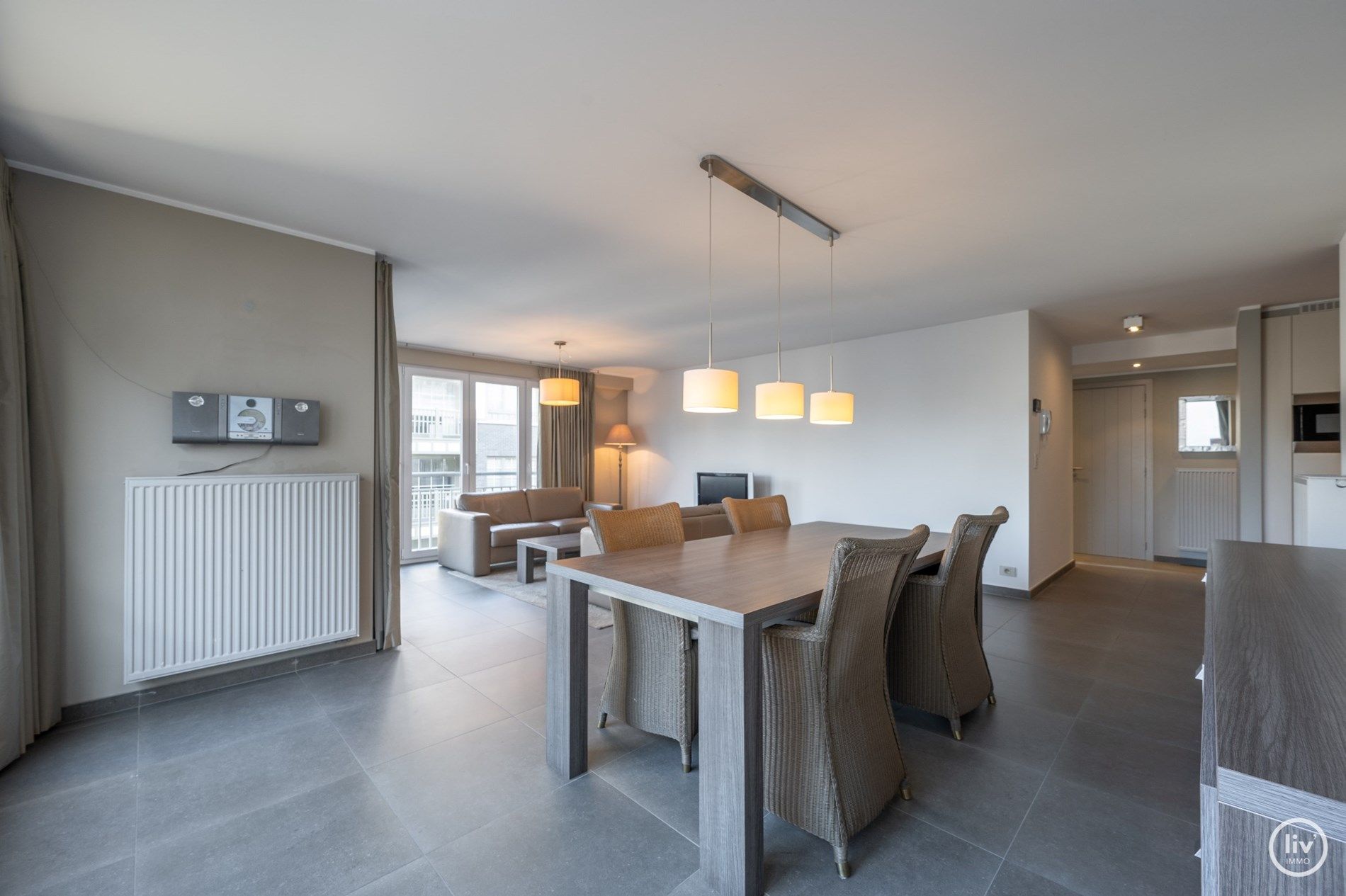 Prachtig HOEKappartement met 2 mooie slaapkamers gelegen op de Zoutelaan te Knokke.  foto 4