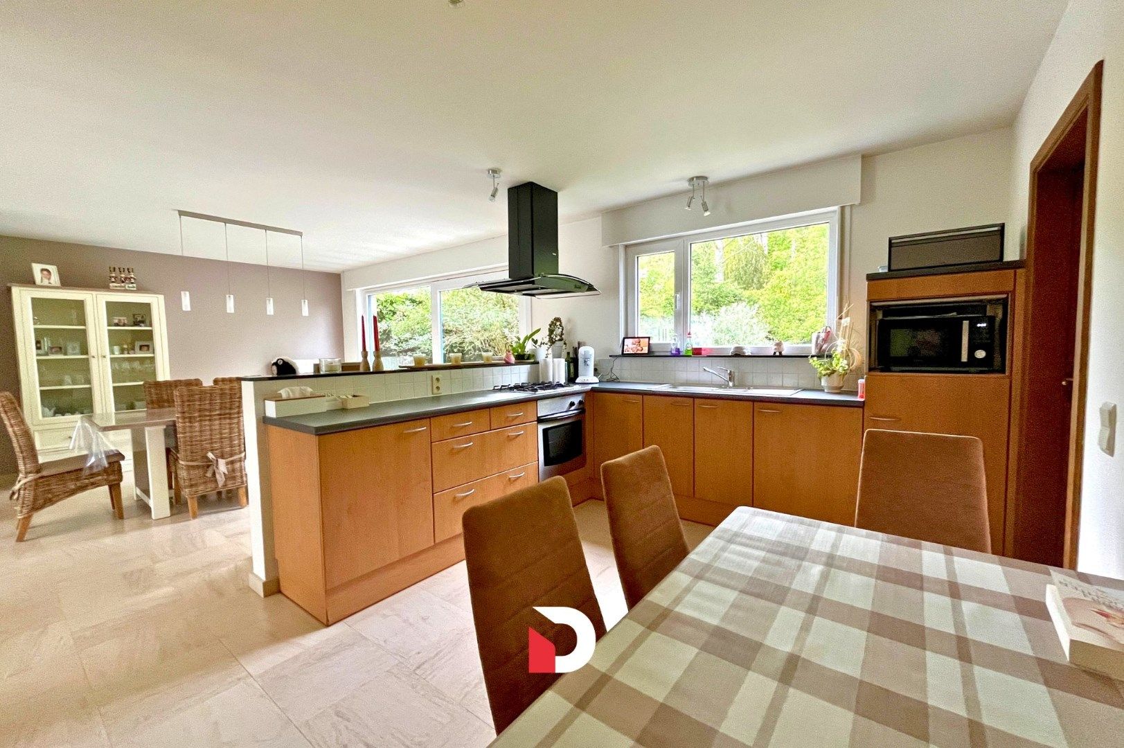 Ruime half open woning met 3 slaapkamers en prachtige tuin foto 5