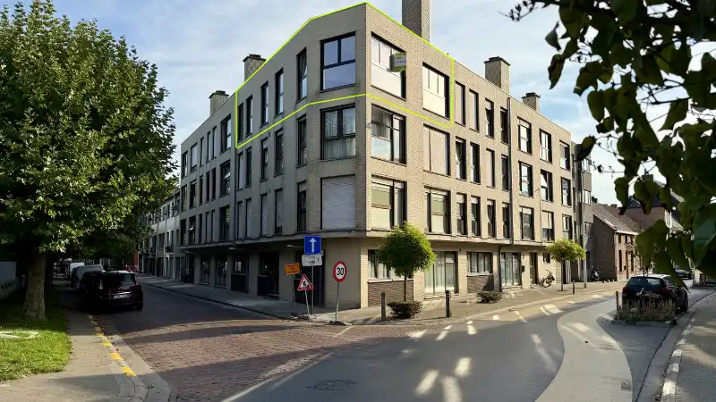 Lichtrijk hoekappartement met 2 slaapkamers en ondergrondse parkeerplaats foto {{pictureIndex}}