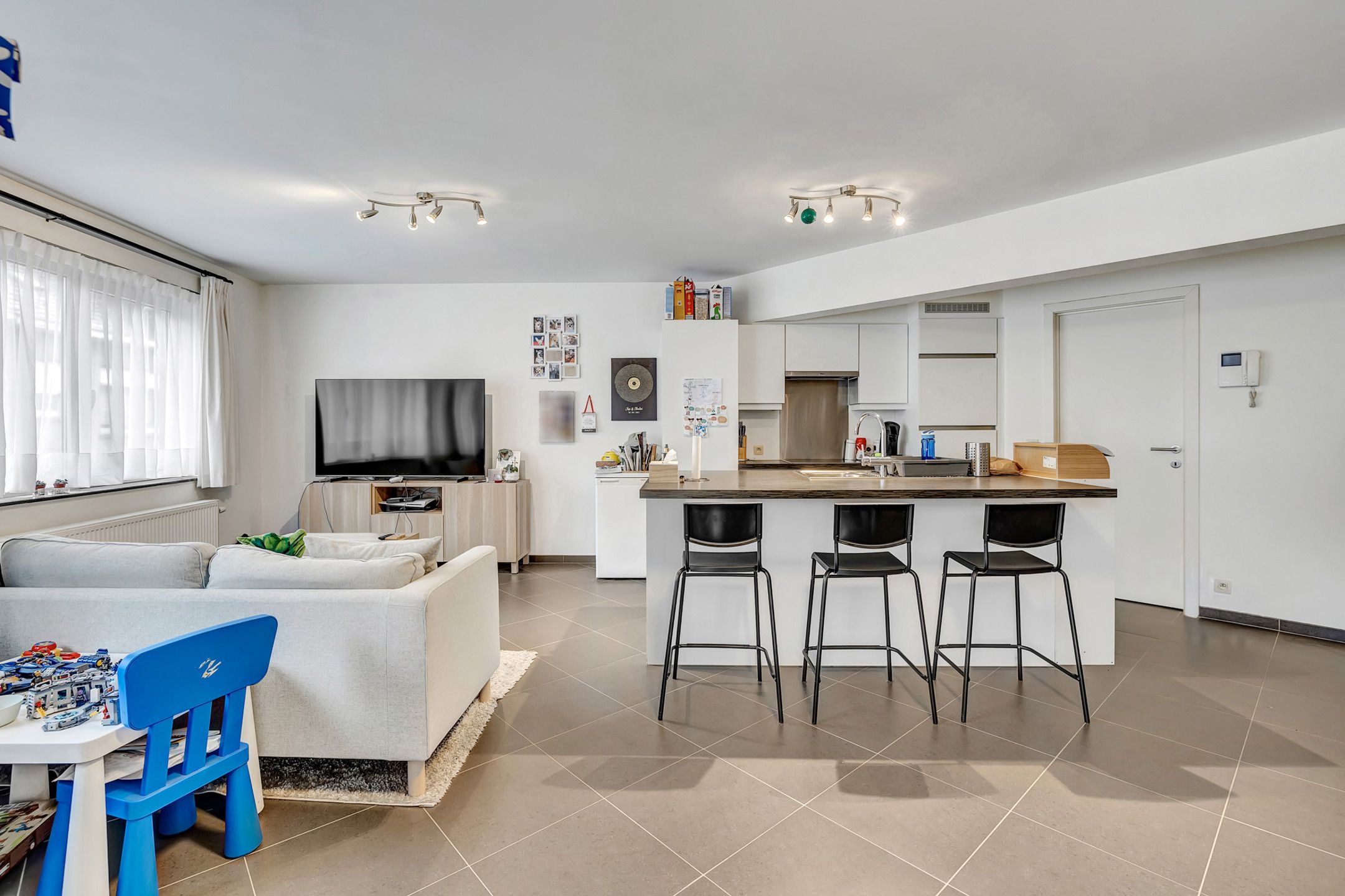 Instapklaar appartement met terras en overdekte staanplaats foto 2