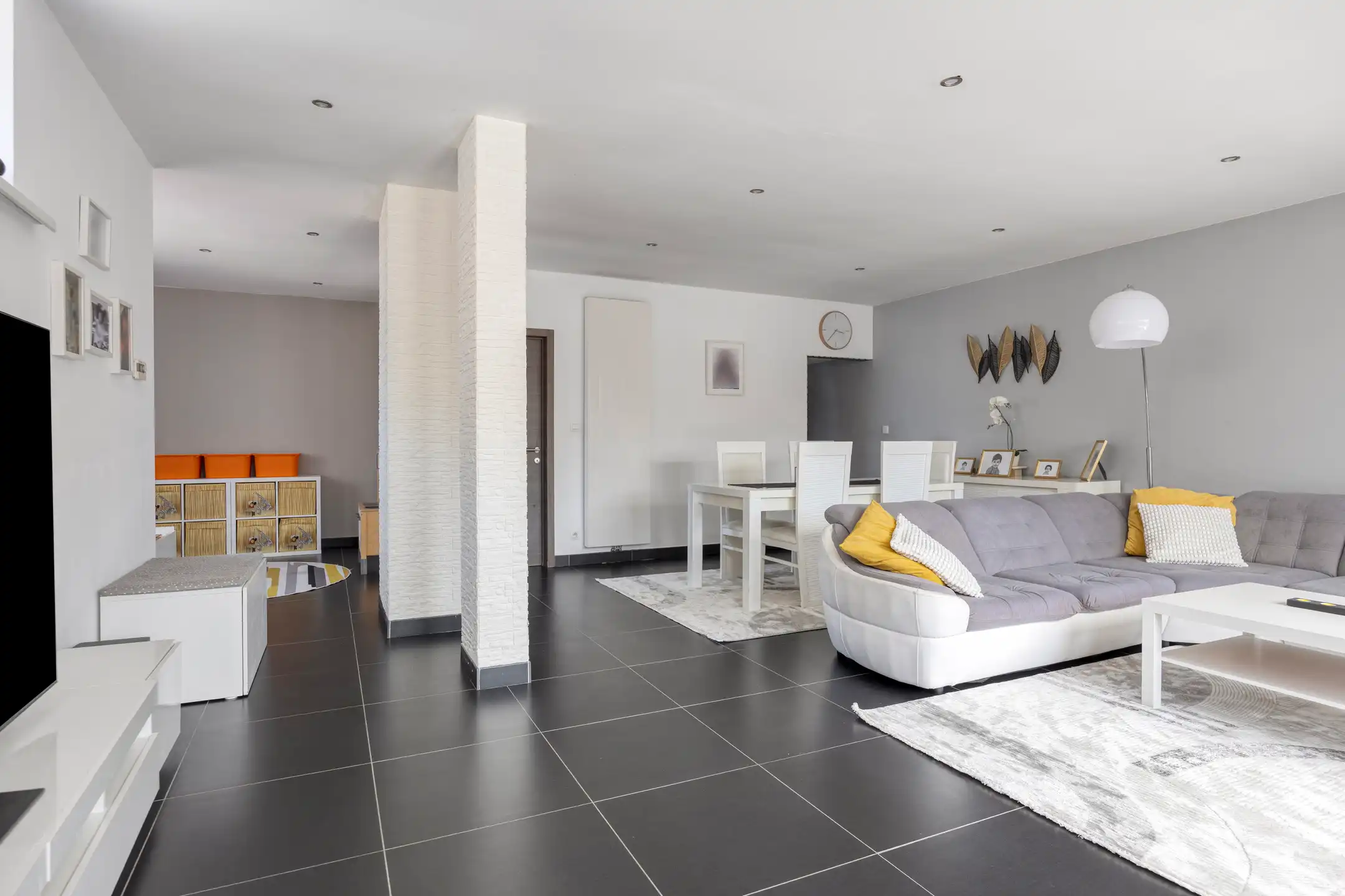 Ruime gezinswoning van 215 m² met vier à vijf slaapkamers en tuin foto 5