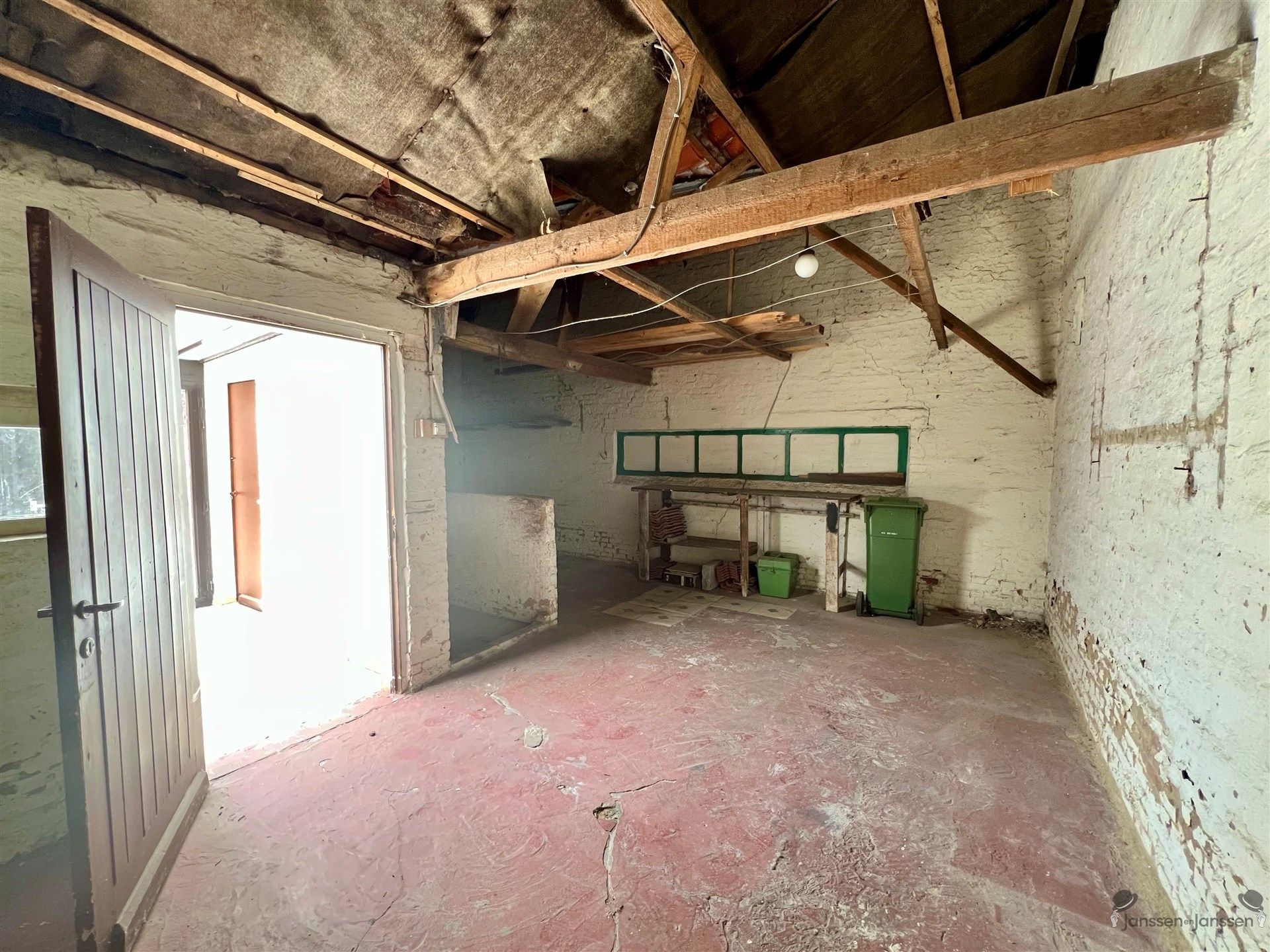 HOB met achterliggende garages foto 15