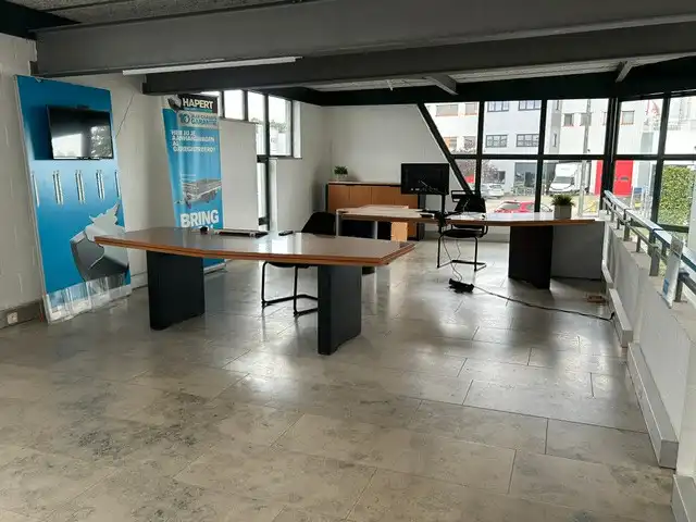 BEDRIJFSPAND MET SHOWROOM EN KANTOREN foto 13