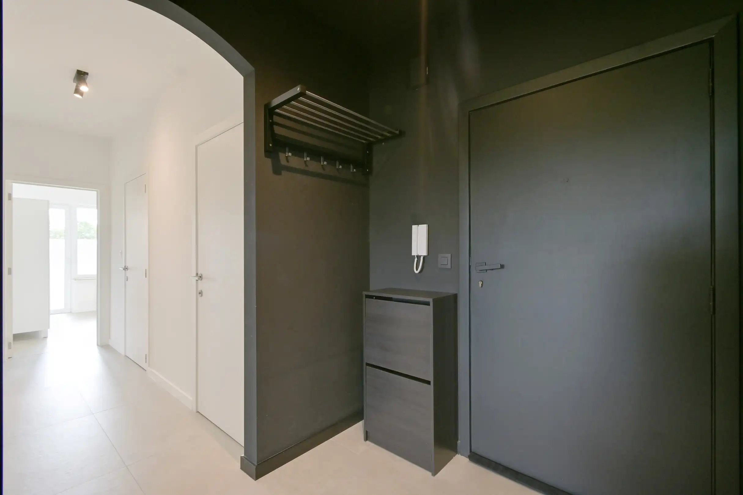 Vernieuwd appartement met drie slaapkamers en garage in Sint-Niklaas foto 9