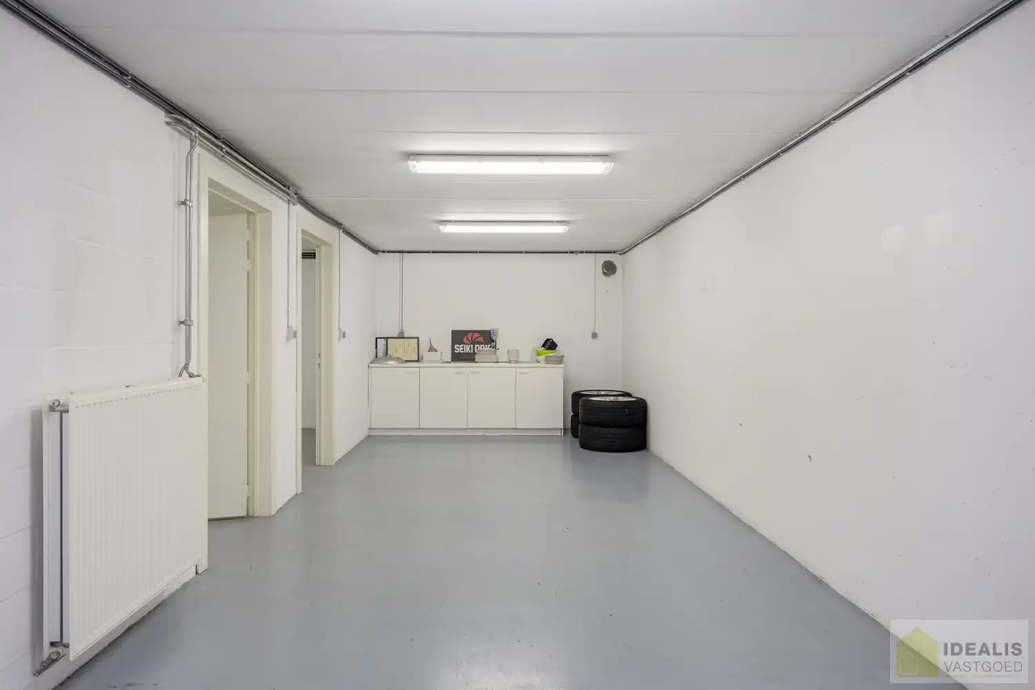 STATIG, STRAK EN UITERST RUIM COMPLEX MET HOOGSTAANDE AFWERKING EN OOG VOOR DETAIL. MOMENTEEL VOORZIEN VAN 3 SLAAPKAMERS, RIANTE LEEFRUIMTES ÉN UNIEKE LANDSCAPE KANTOORRUIMTES OP RESIDENTIËLE DOCH GUNSTIGE LOCATIE!! Dit exclusieve complex omvat maar liefst +-400m² netto bewoonbare oppervlakte! Kenmerkend aan dit statige pand is de unieke voorgevel die bezet is met keramische kunst van Pieter Stockmans. Gelegen op een residentiële locatie in een rustige woonstraat doch op enkele minuten van het centrum van Genk! foto 48