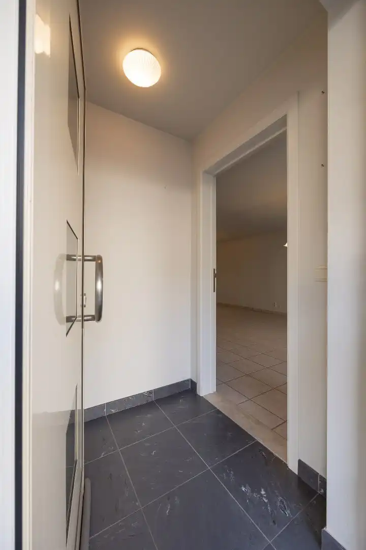 Ruim gelijkvloers appartement met terras en 2 slaapkamers te Overpelt centrum. foto 2