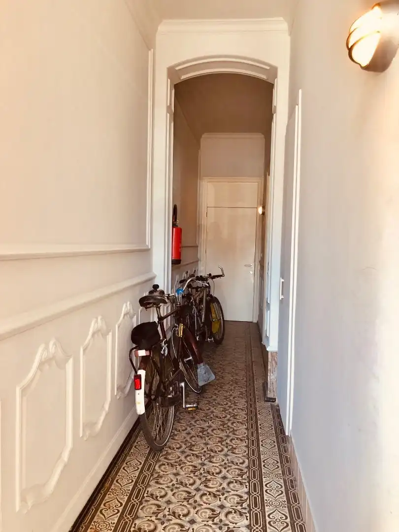 Herenhuis met 2 busnummers, buitenruimte en terras foto 14
