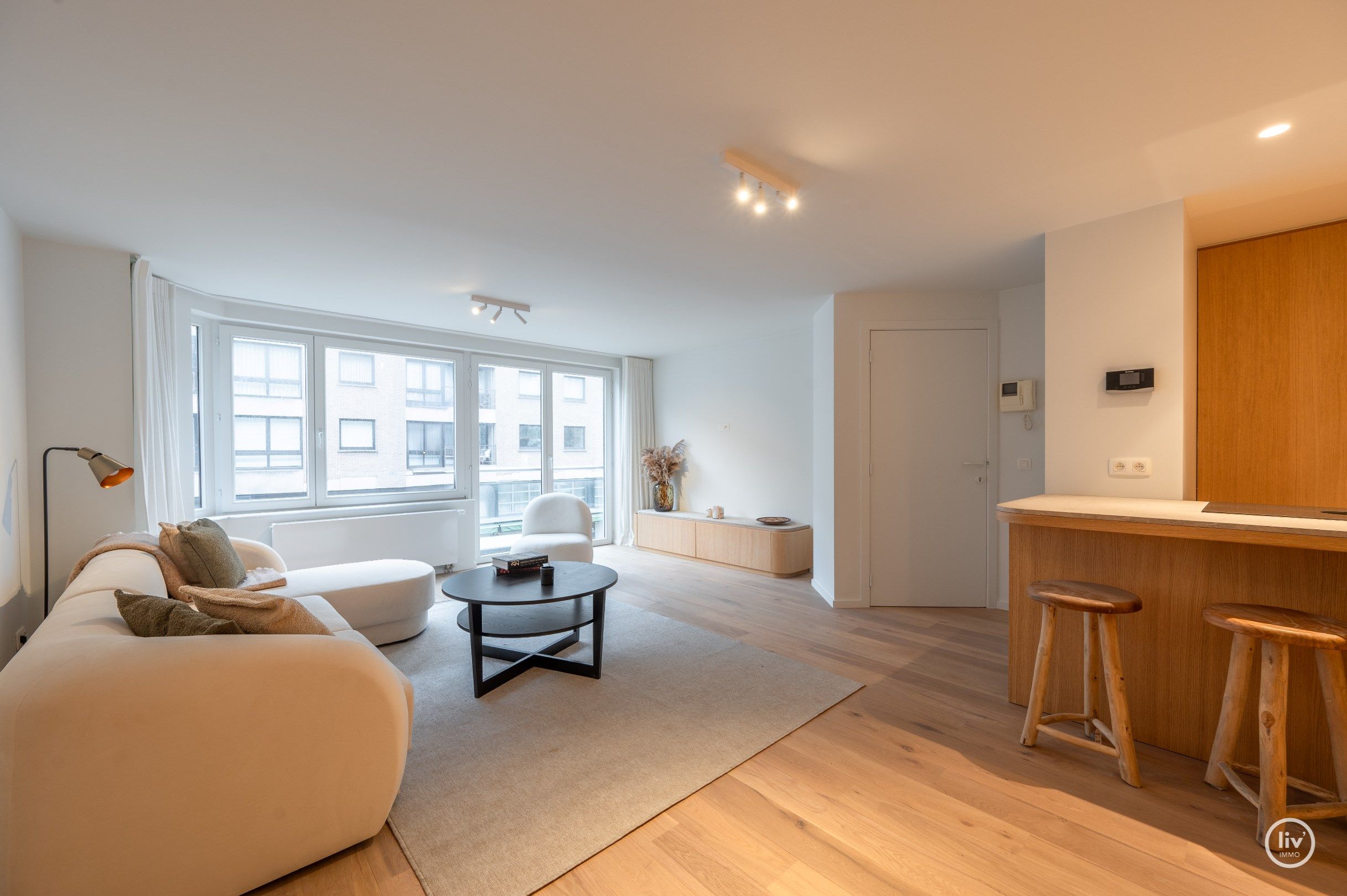 Prachtig en stijl gerenoveerd 3-slaapkamer appartement dat gelegen is naast de Lippenslaan, vlakbij de Zeedijk en alle commerciële voorzieningen in het centrum  foto 4