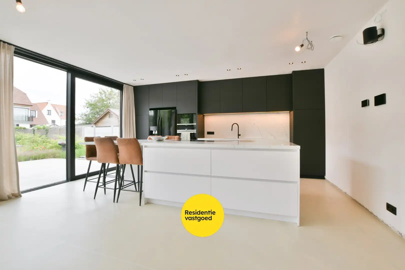 Exclusieve koppelvilla van 348 m² met 6 slaapkamers in rustige woonwijk foto 4
