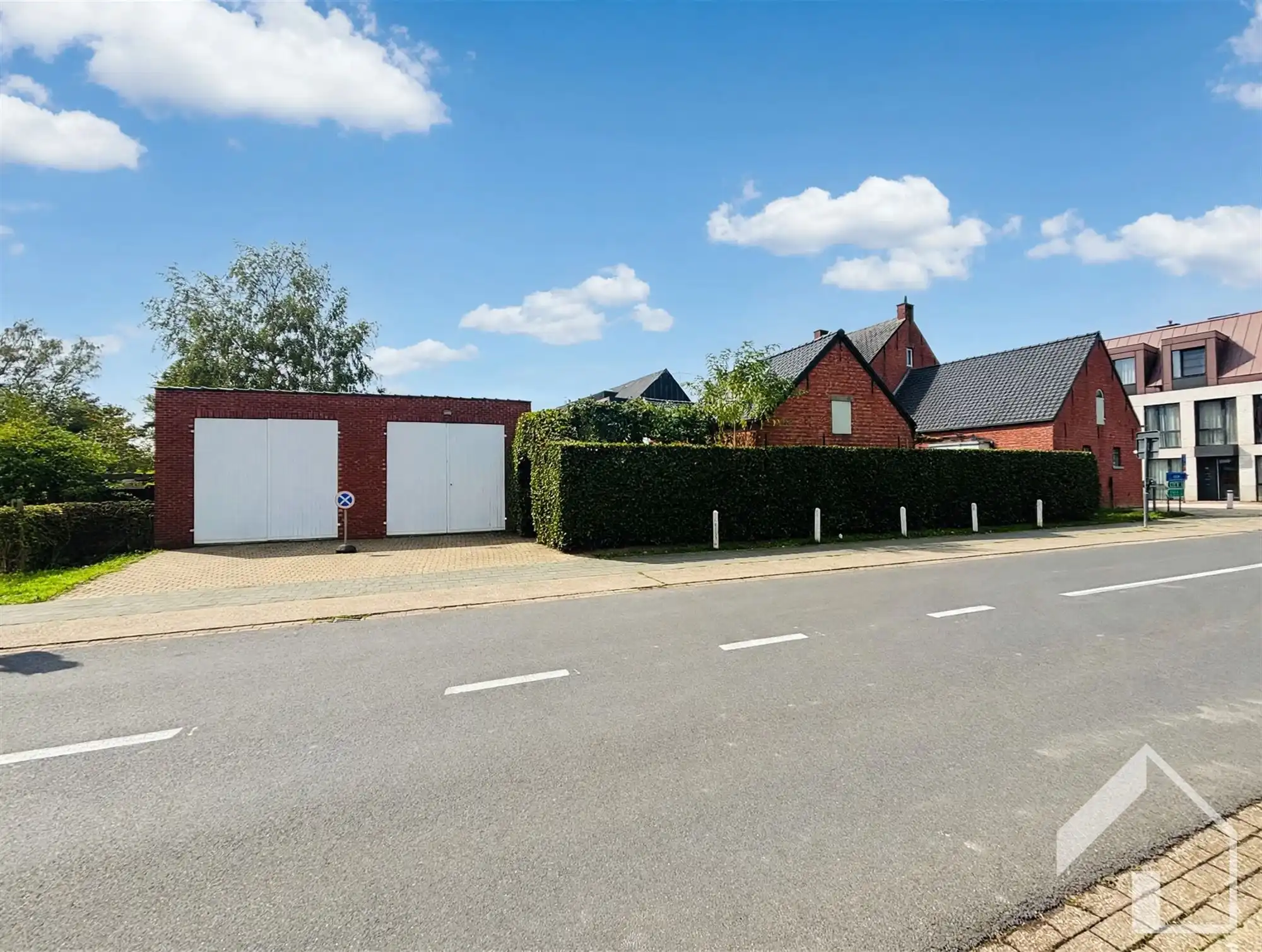 Hoekwoning met authentieke elementen en 4 garages foto 2