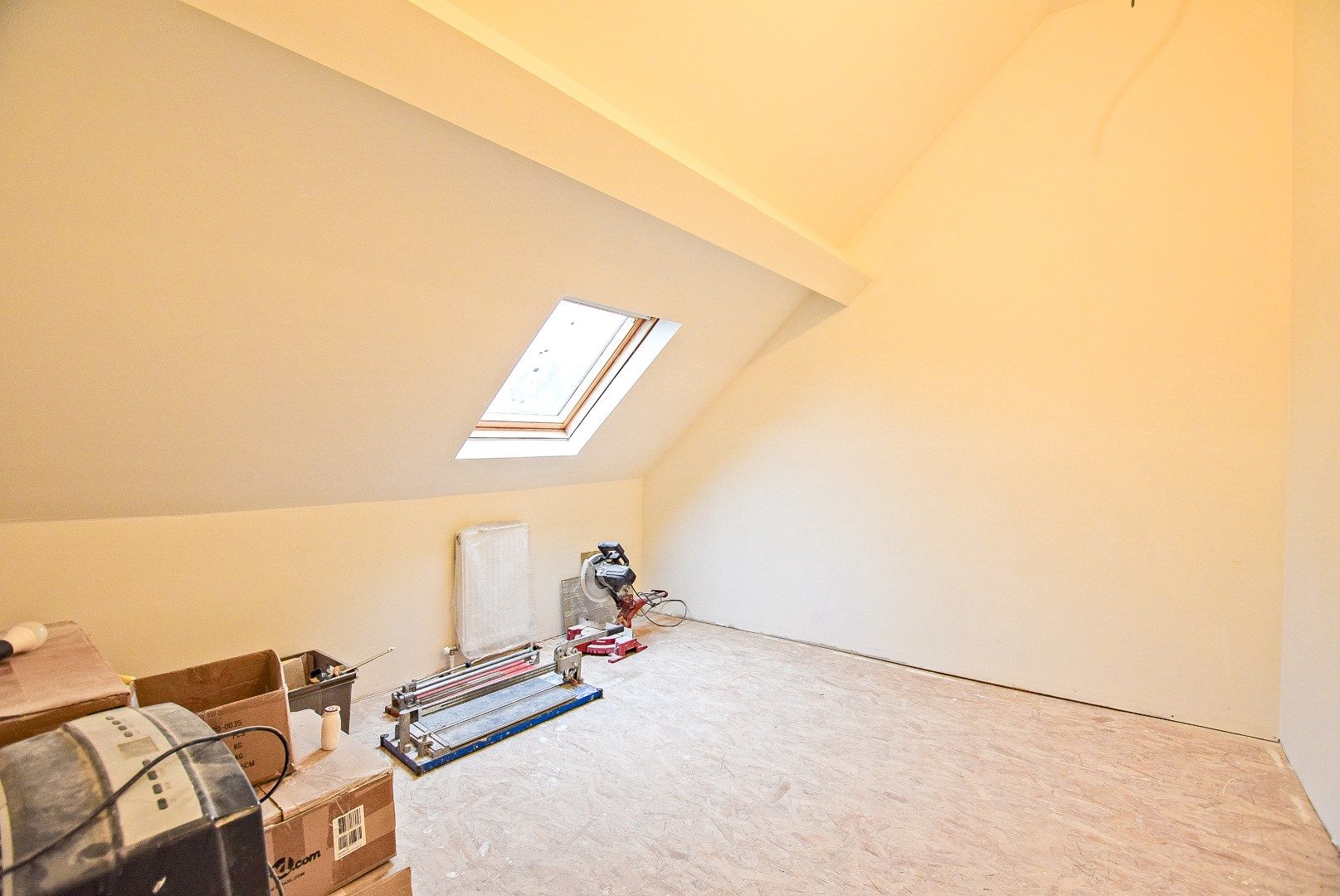 Unieke kans, afgewerkte woning met 4 slaapkamers en ruime tuin. foto 11