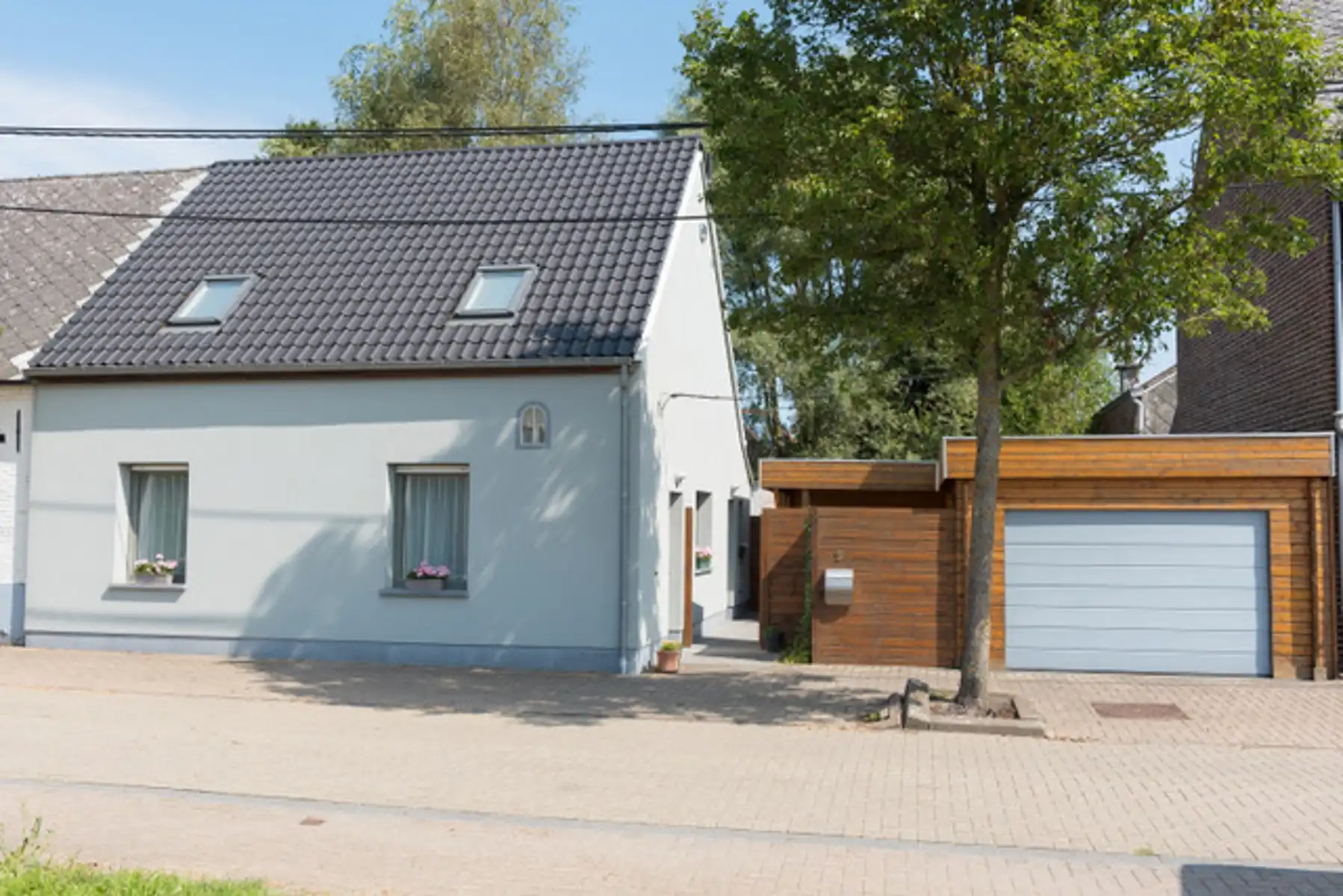 Een volledig gerenoveerde driegevelwoning met garage... foto {{pictureIndex}}