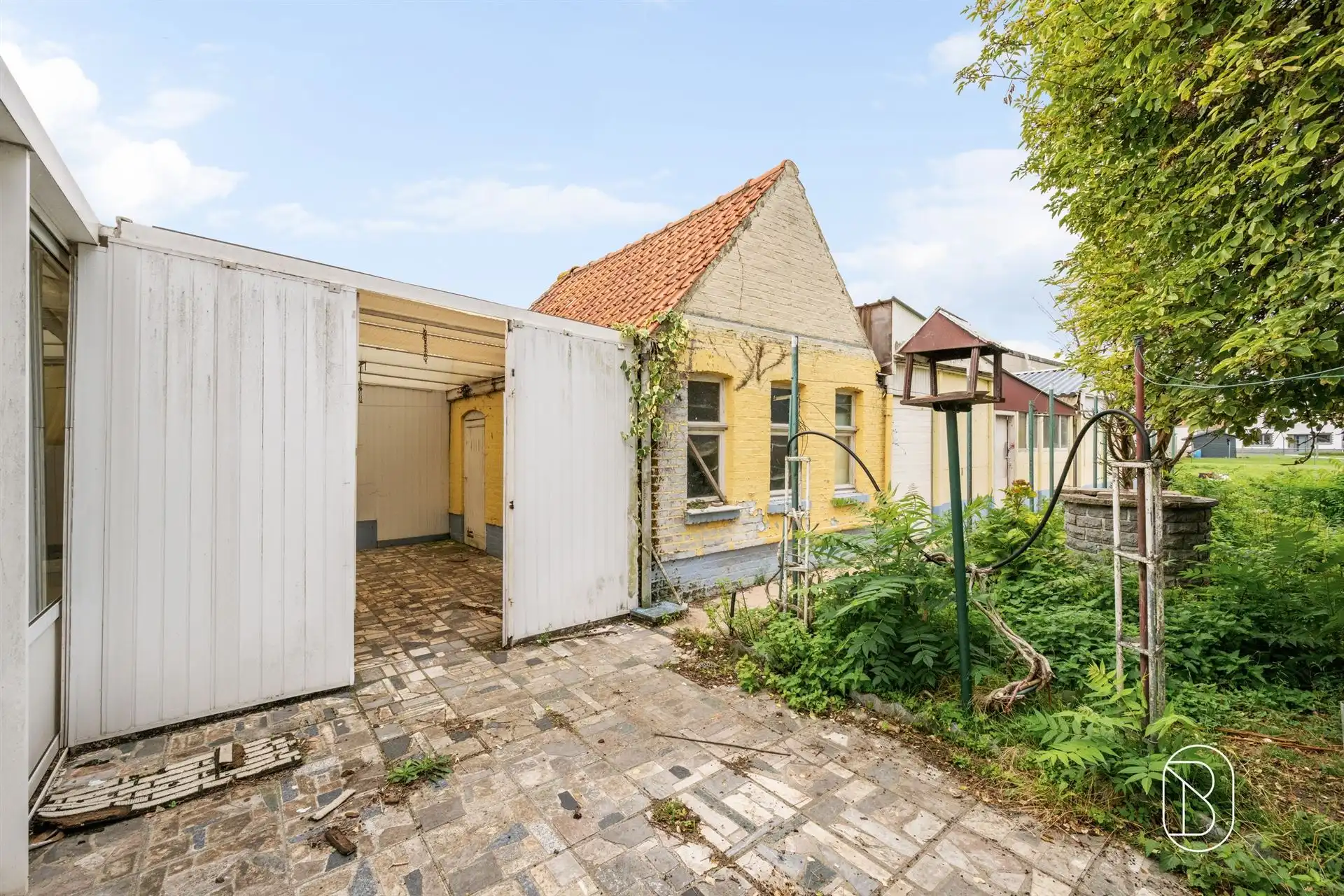 Woning met tuin en grote garage  foto 3