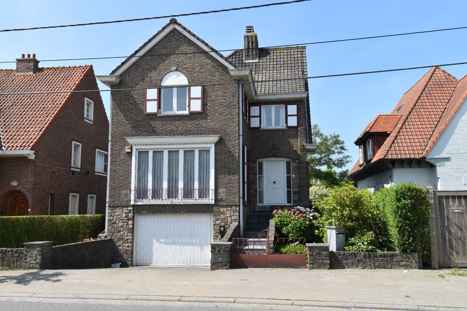 Ruime woning met garage, tuin en 3 slaapkamers in Kortrijk foto {{pictureIndex}}