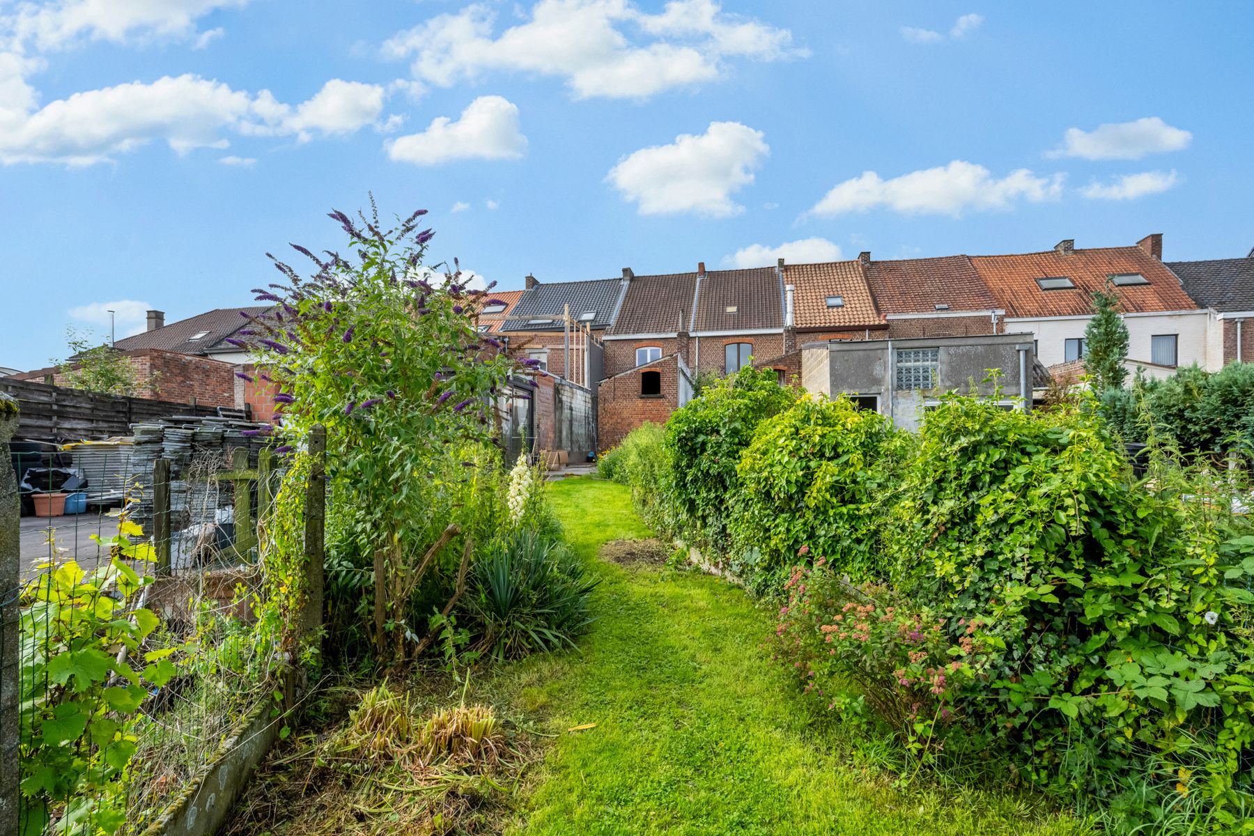 TE RENOVEREN RIJWONING MET POTENTIEEL foto 2