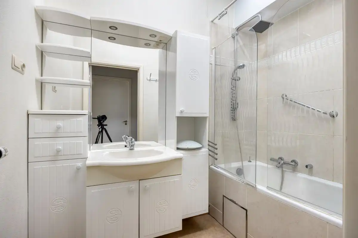 Ruim appartement aan de stadsrand foto 12