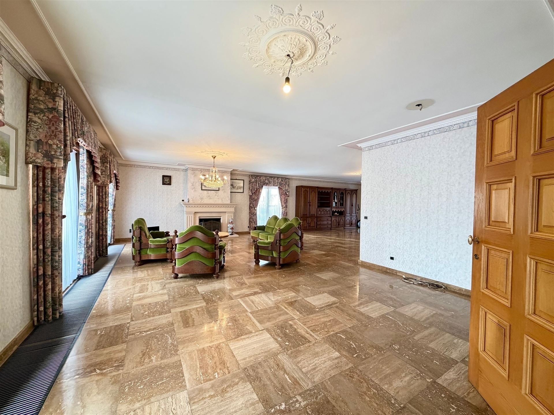 Zeer ruime villa (483 m²) op 16a48ca in Dilsen-Stokkem, goed onderhouden en vol potentieel om te transformeren tot uw hedendaagse droomwoning. foto 7