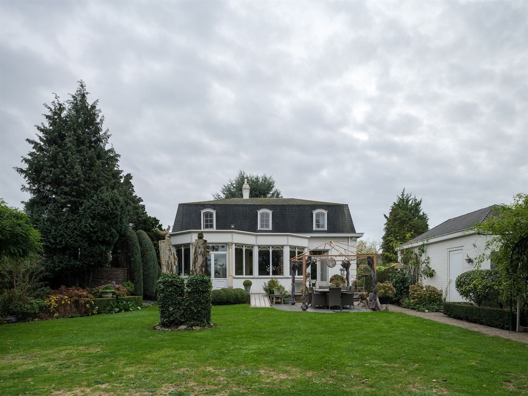 Hoofdfoto van de publicatie: Elegante Franse villa op royaal perceel vlakbij Landgoed De Campagne.