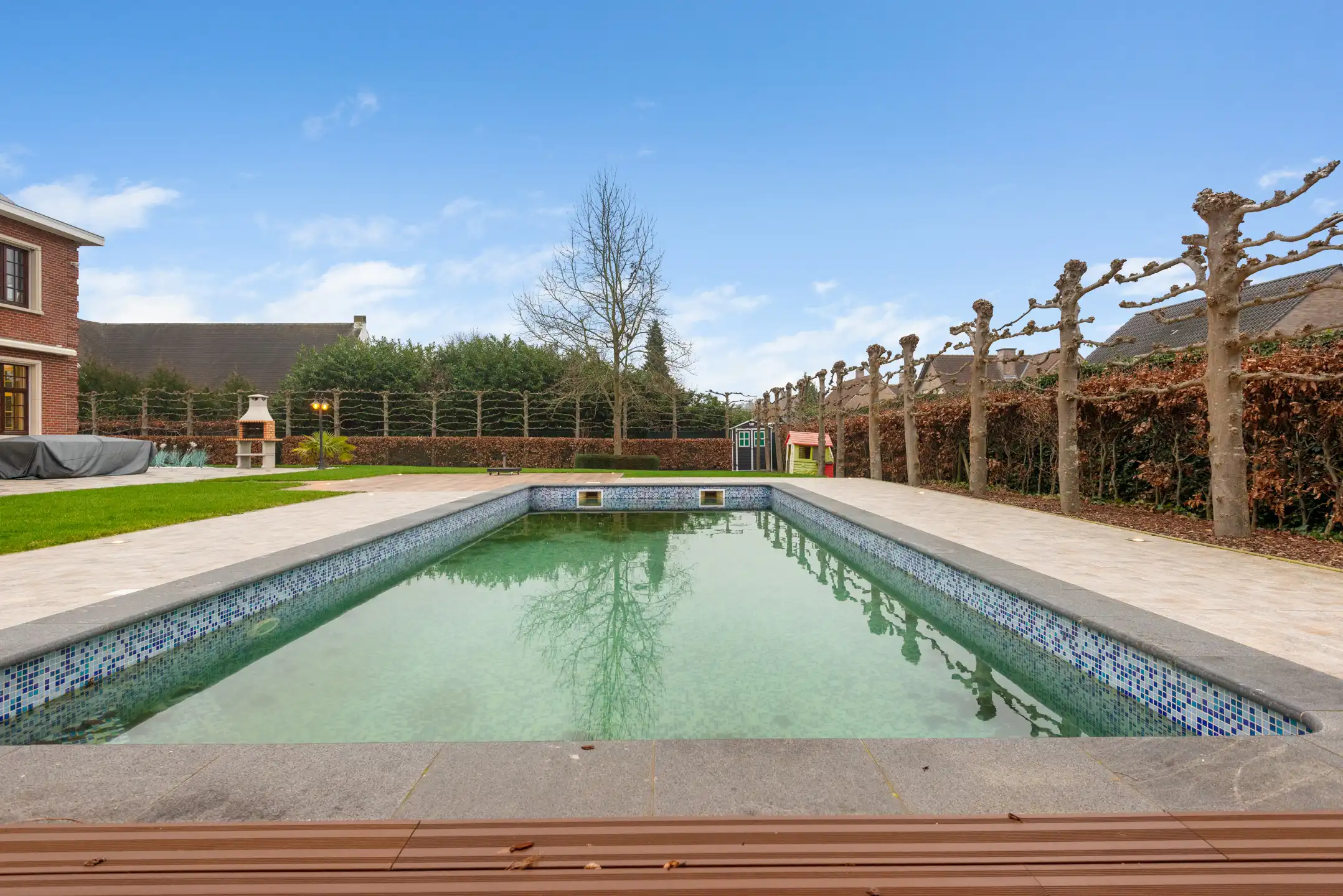 Unieke volledig gerenoveerde Villa met 5 slaapkamers, 2 badkamers, garage, groot terras, ruime tuin, zwembad, fitnessruimte en oprit op een terrein van 16 are 80 ca foto 30