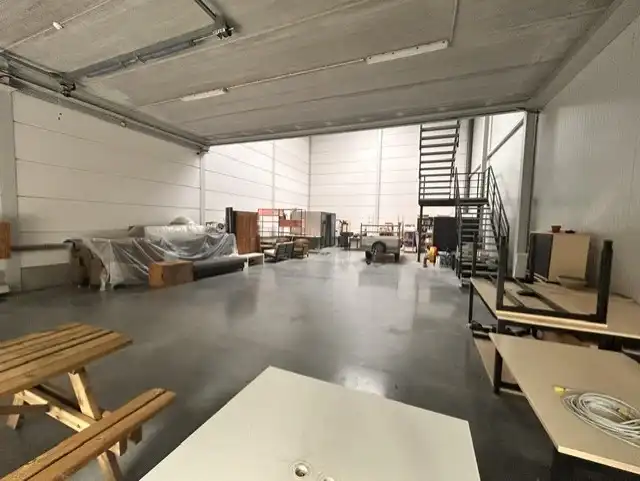 Bedrijfshal van 207 m² met een kantoorruimte op 1° verd. van 105 m² foto 7