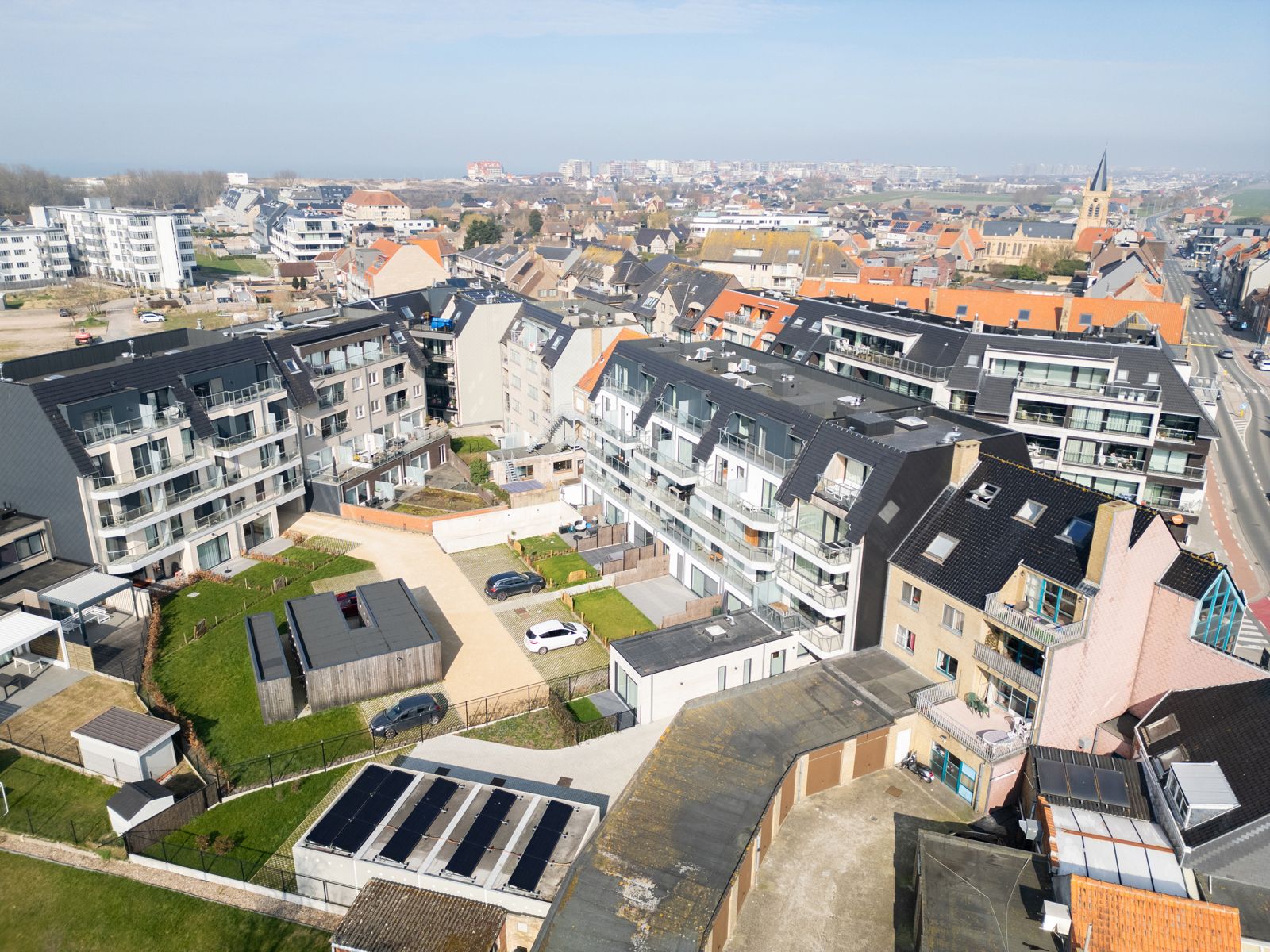 Recent appartement met autostaanplaats en berging foto 11