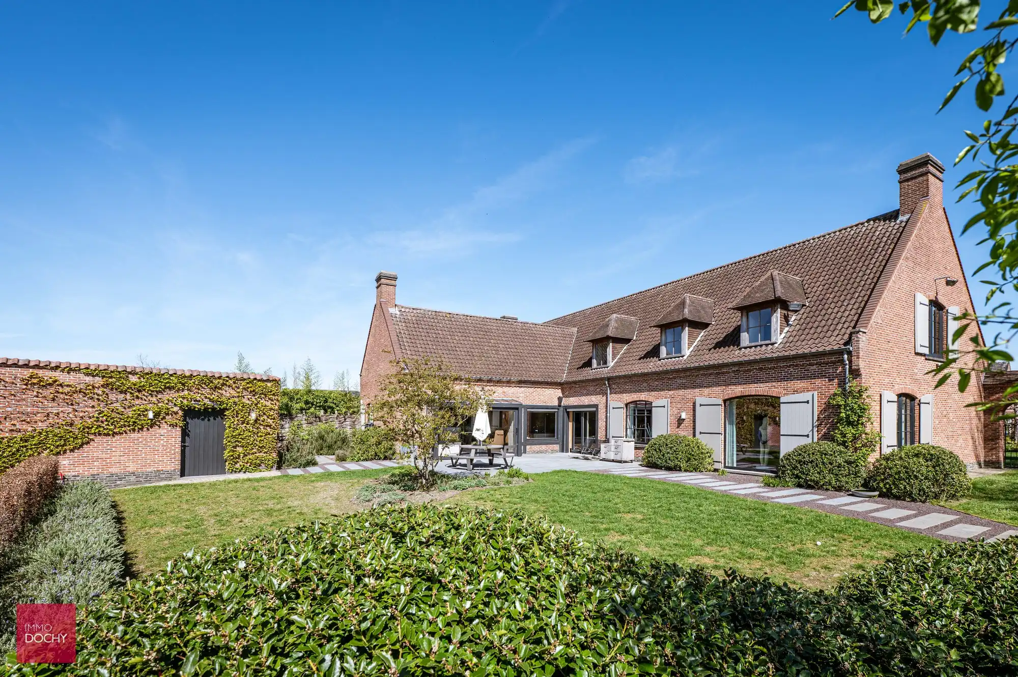 Instapklare ruime villa met grote garage en bijgebouw foto {{pictureIndex}}