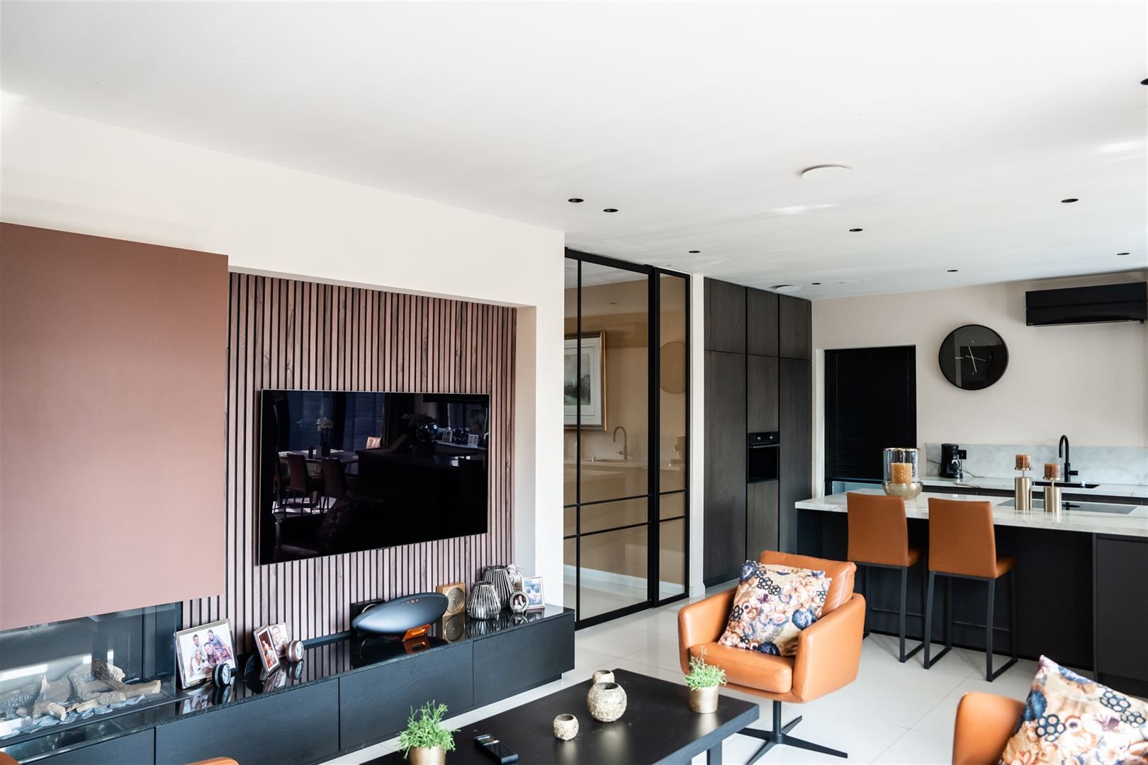 Prachtige woning met tuin en zwembad. foto 8