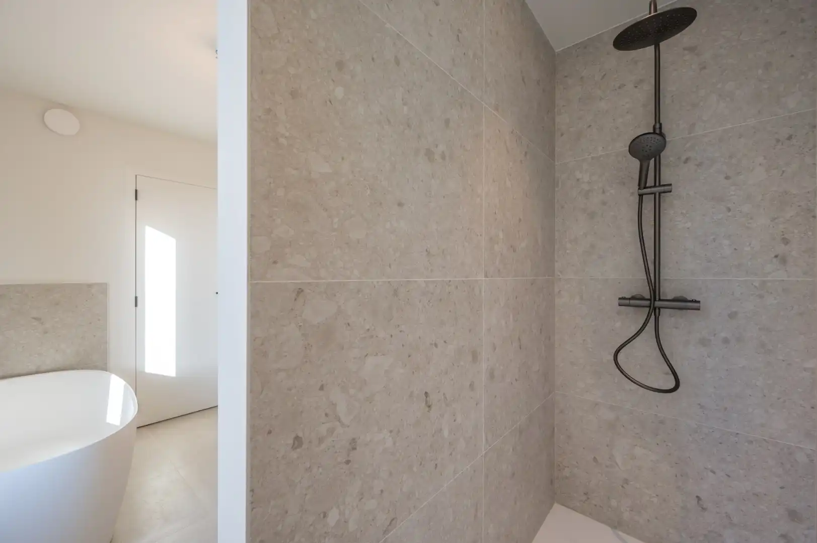 Volledig gerenoveerde en energiezuinige woning met prachtige diepe tuin foto 16