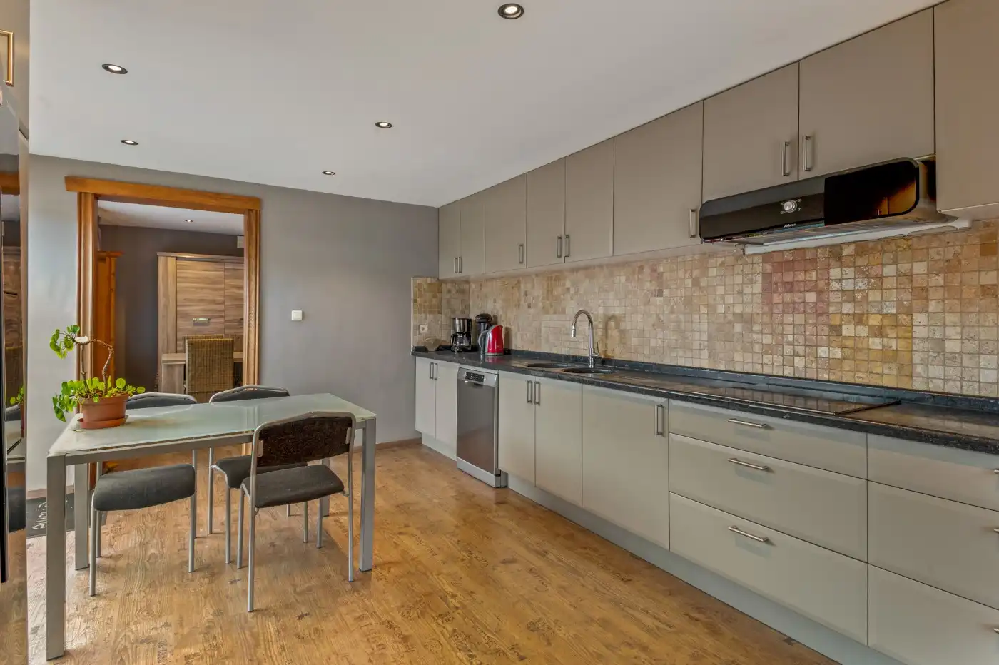 Instapklare woning met 3 slpk., tuin en magazijn te Nijlen foto 9