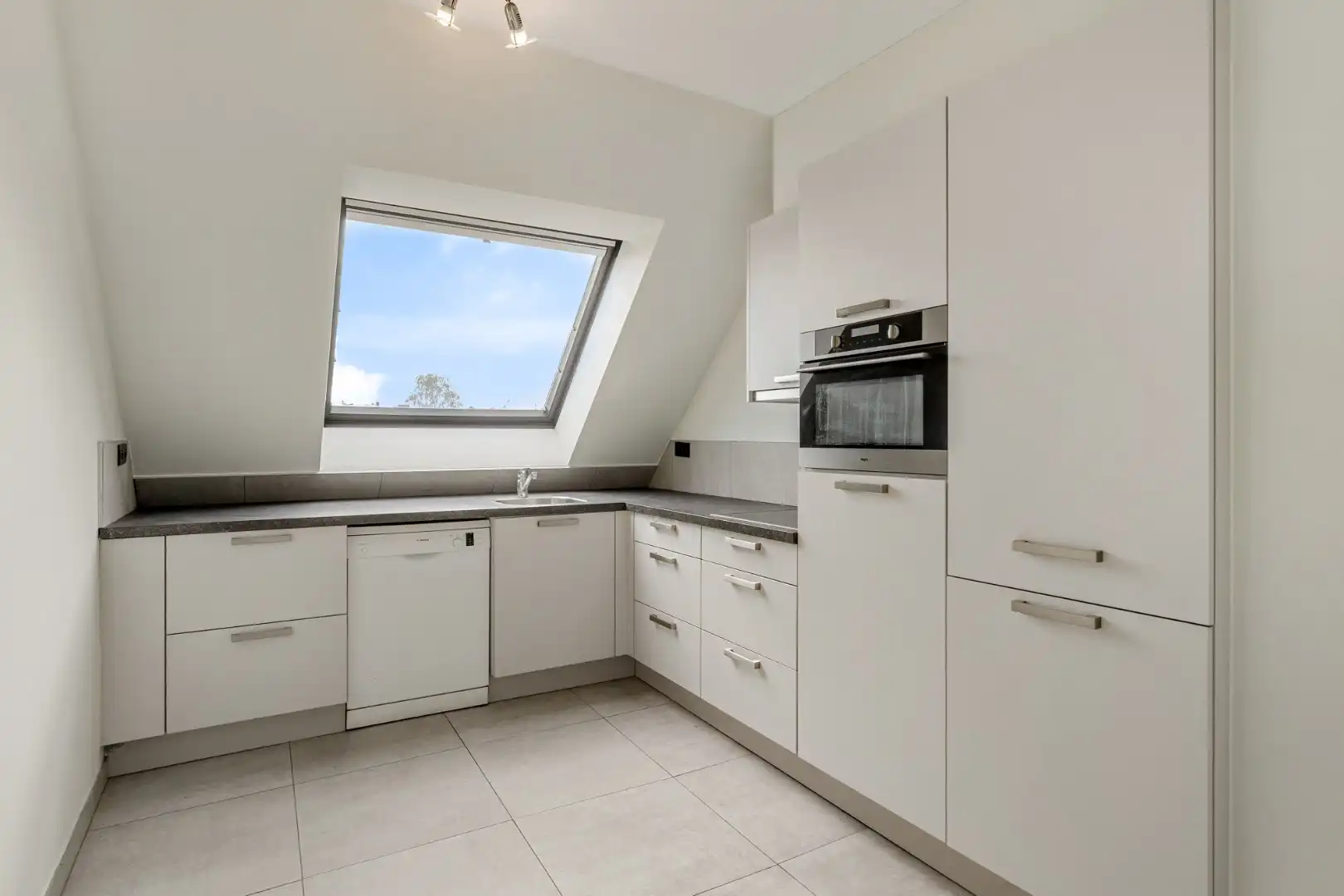 Recent gerenoveerd Duplex appartement met 3 slaapkamers en garagebox in het centrum van Hasselt. foto 9