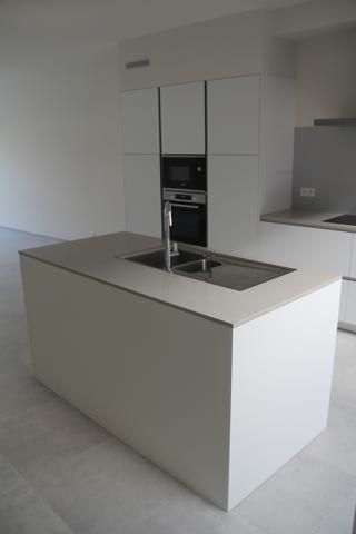 Energiezuinig (E48) gelijkvloers appartement, Kerkplein 4, midden in het centrum van Kortessem en voorzien van alle modern komfort: lift naar de garage, cv op aardgas, aluminium ramen met dubbel glas, ingerichte keuken met keramische kookplaat, vaatwasser, oven en koelkast. Berging, apart toilet, 3 slaapkamers, badkamer met inloopdouche en dubbele wastafel, ruim zuid-westelijk georiënteerd terras + kleine privé tuin aan de achterkant, dubbele garagestandplaats, kelderberging. Het appartement is  foto 6