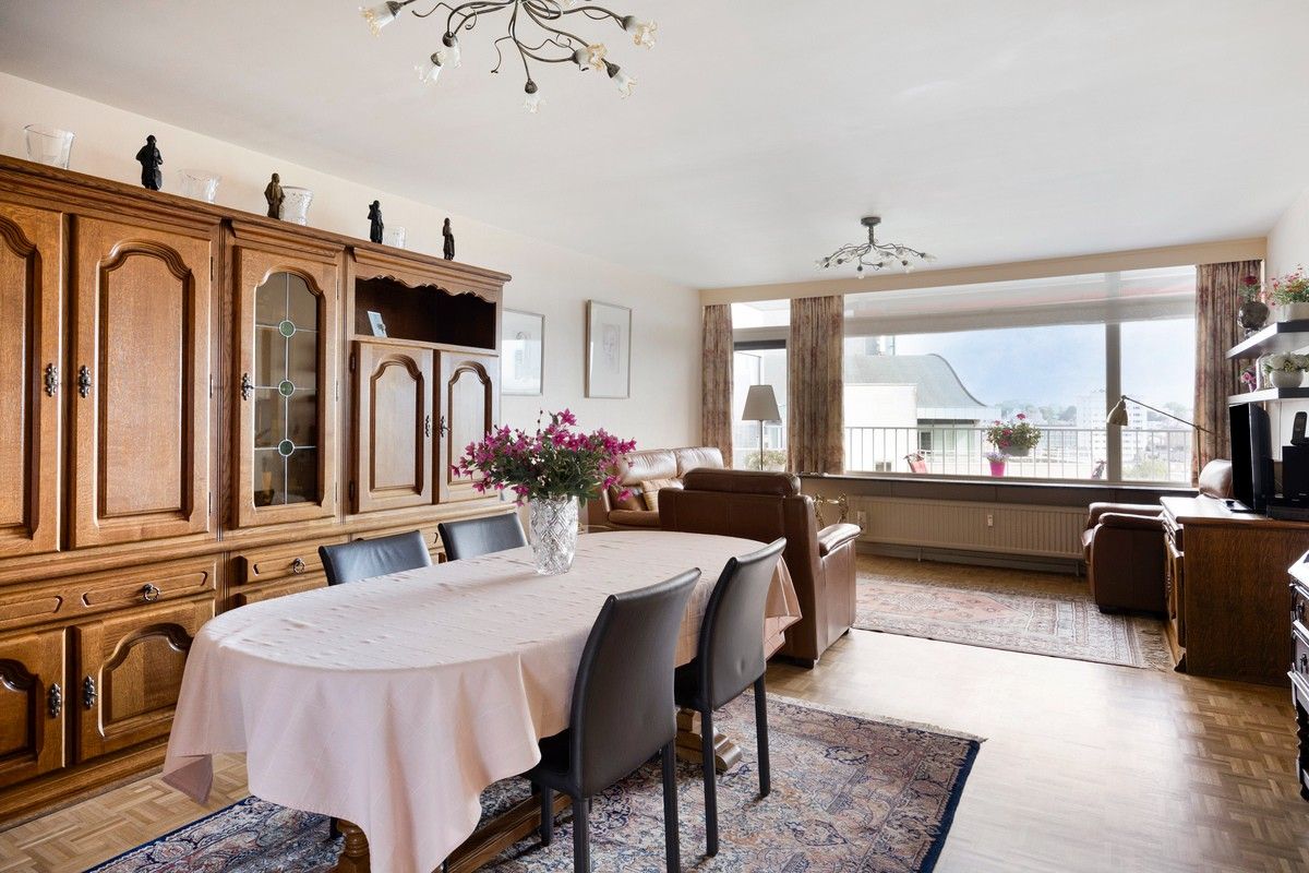 Tweeslaapkamer appartement met mooie verrrezichten over de torens van Gent. foto 3