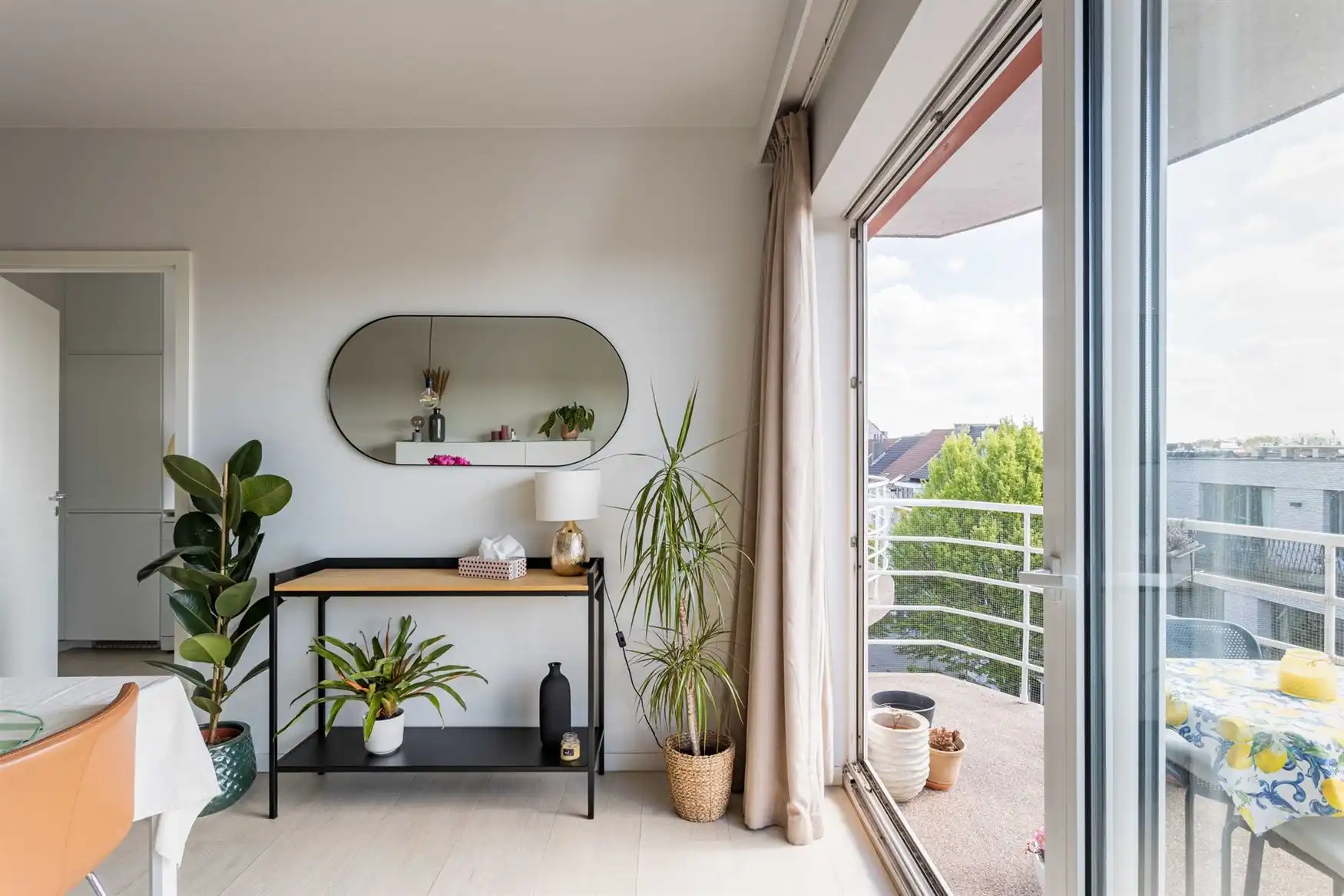 Stijlvol gerenoveerd appartement met 2 terrassen en uniek uitzicht. foto 6