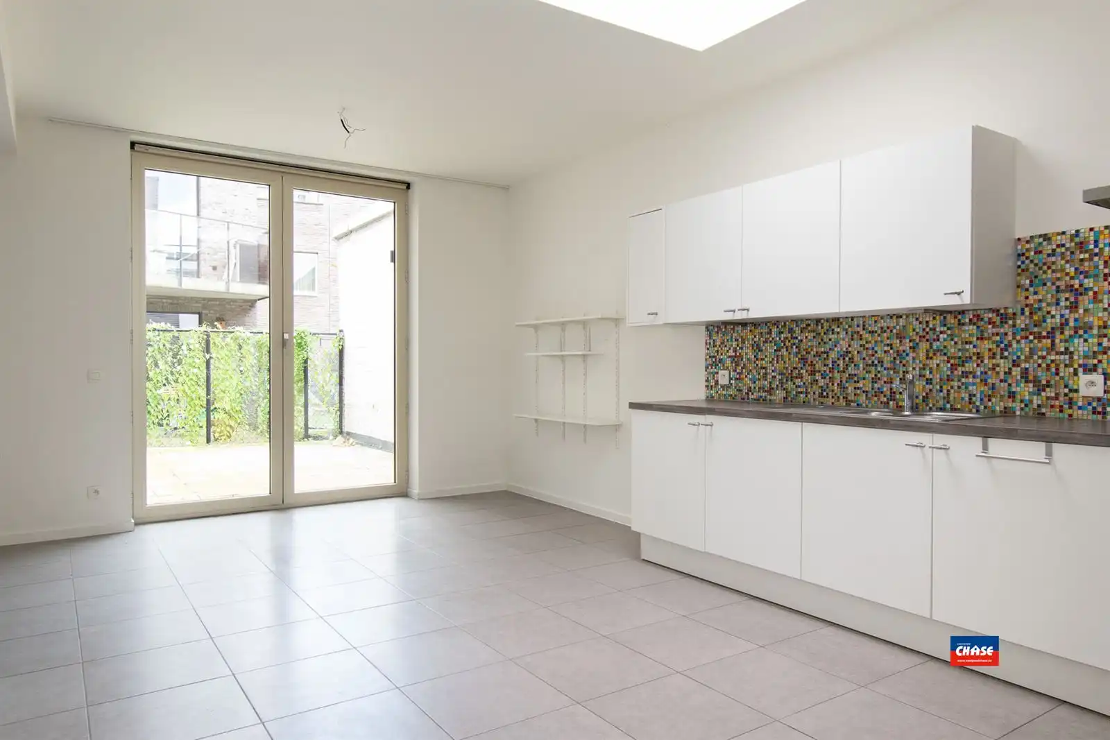 Recent gelijkvloersappartement met 2 slpks, terras en parking foto 3
