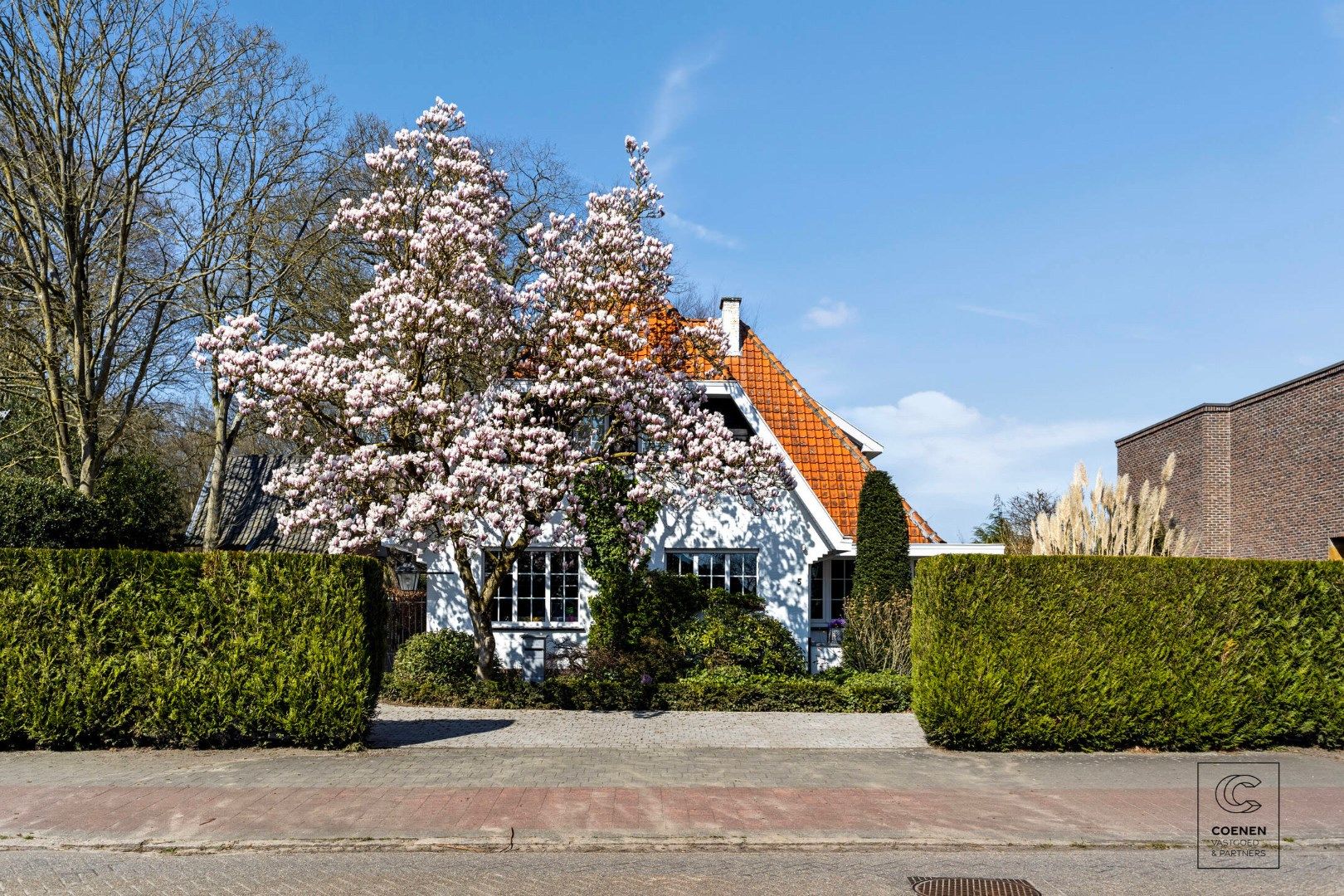 Hoofdfoto van de publicatie: Prachtige woning op een perceel van ca. 2350m² en een centrale locatie te Zandhoven! 
