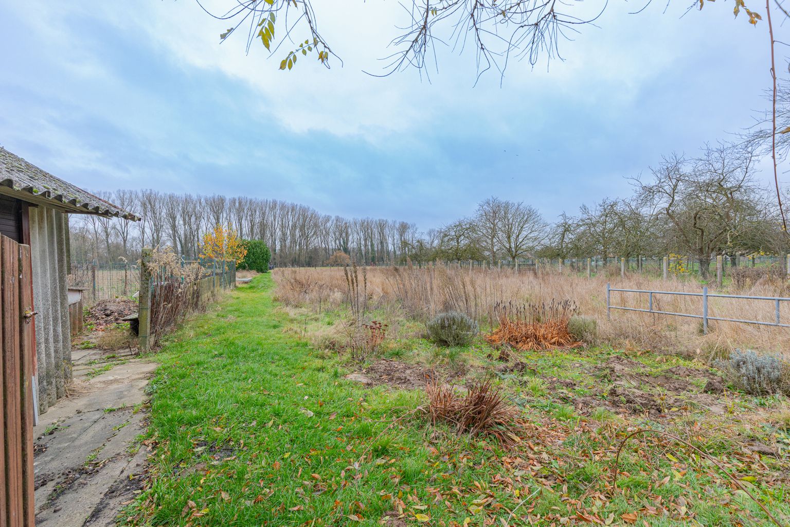 Ruime te renoveren gezinswoning met 4 slpks! foto 22