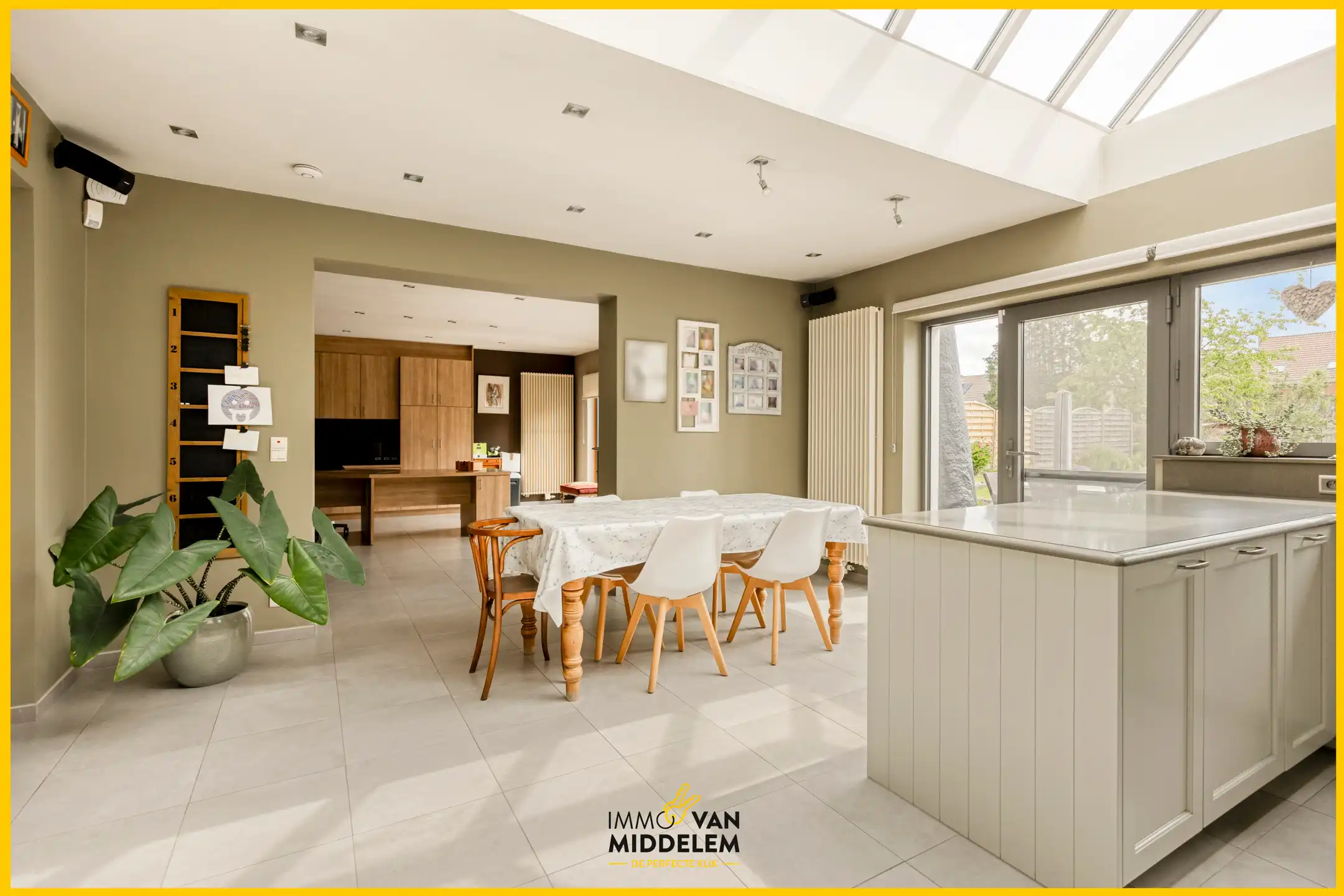 RUIME WONING MET 3 KAMERS, BUREAU, TUIN & GARAGE foto {{pictureIndex}}