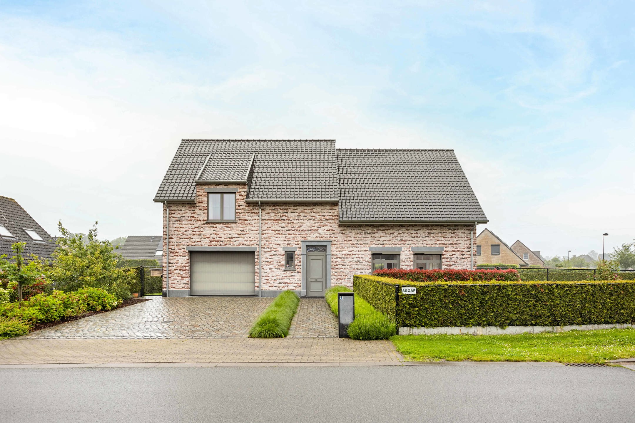 Rustig gelegen, recente villa met garage, oprit en tuin! foto 2
